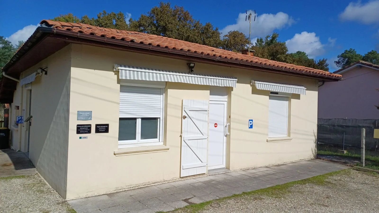Photo du cabinet avec parking devant et accès aux personnes à mobilité réduite.