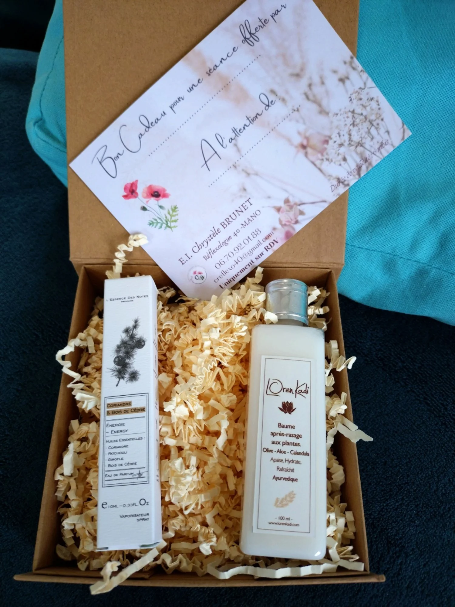 Coffret cadeau comprenant un parfum aux huiles essentielles, une baume après-rasage aux plantes, et une carte pour une séance de réflexologie.