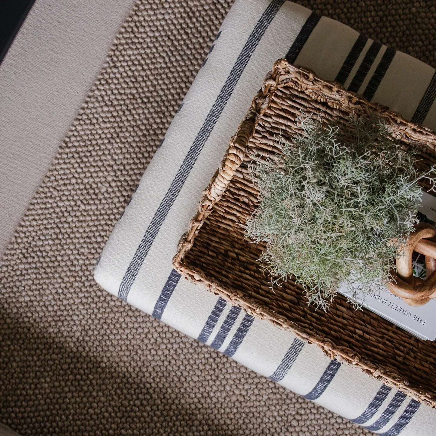 All about the layers this morning (and not just on me)! I love how layering texture and pattern can create interest in a neutral, calming room.🌱 
Even though this room was carpeted, bringing in a rug in a darker shade and contrasting texture really