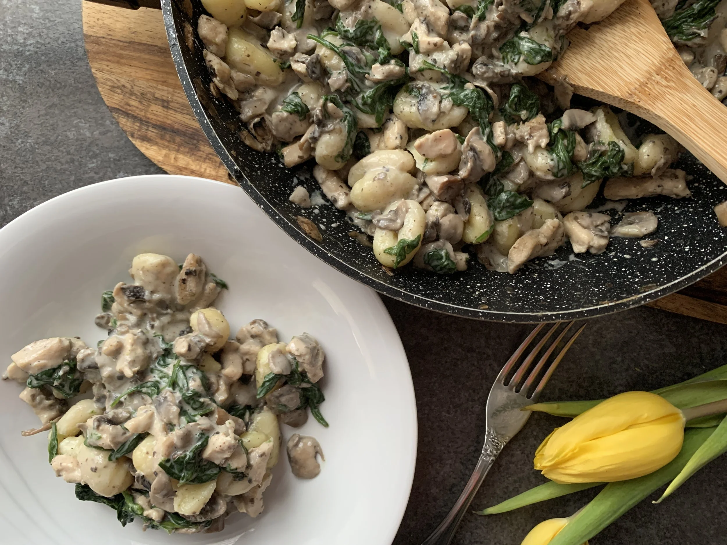 Gnocchi w delikatnym sosie śmietanowym ze szpinakiem i soczystym filetem z kurczaka!