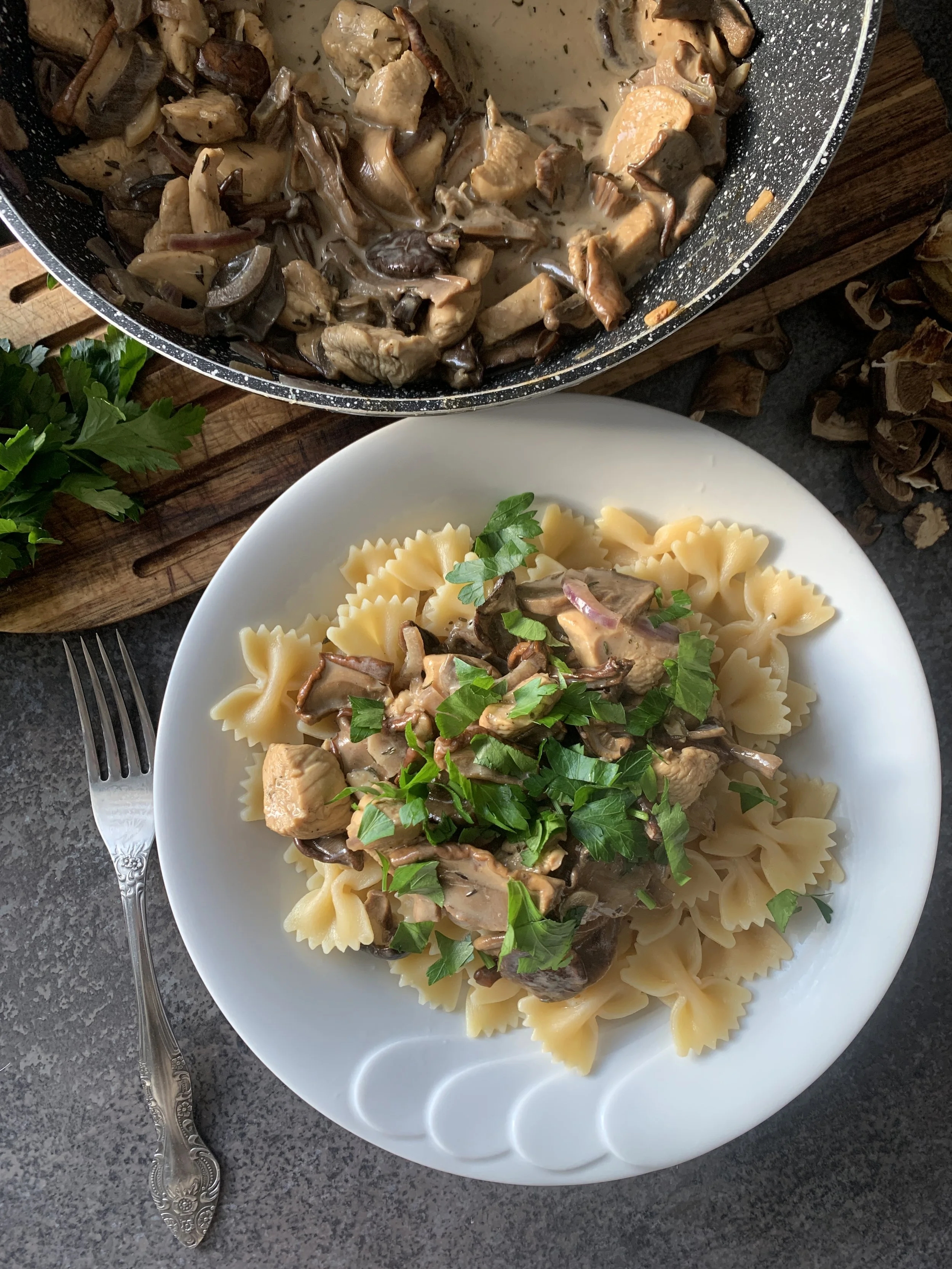 Makaron z kurczakiem w sosie grzybowym: Smakowita proozycja na obiad!