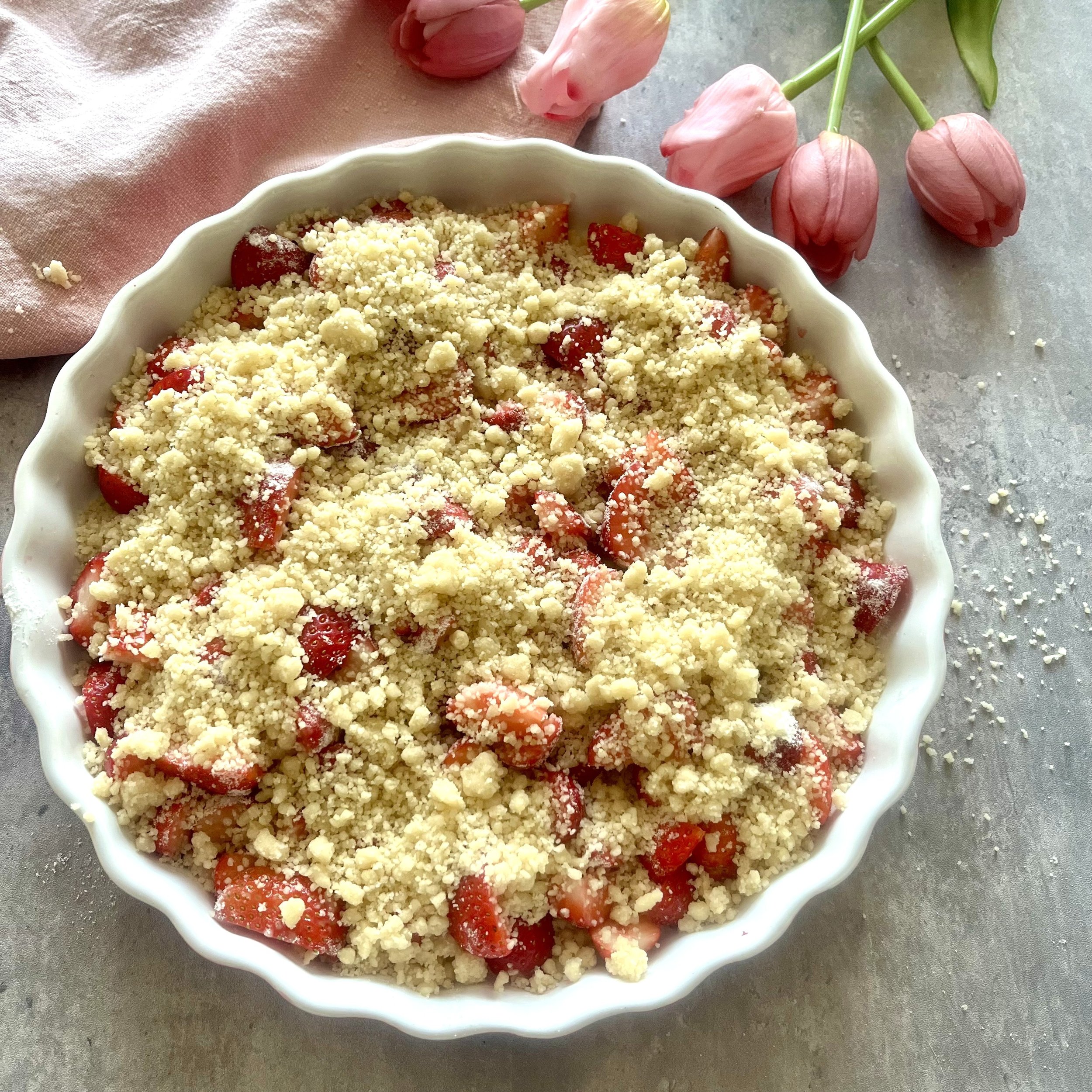 Fit crumble z truskawkami i waniliową nutą – zdrowy deser, który robi wrażenie