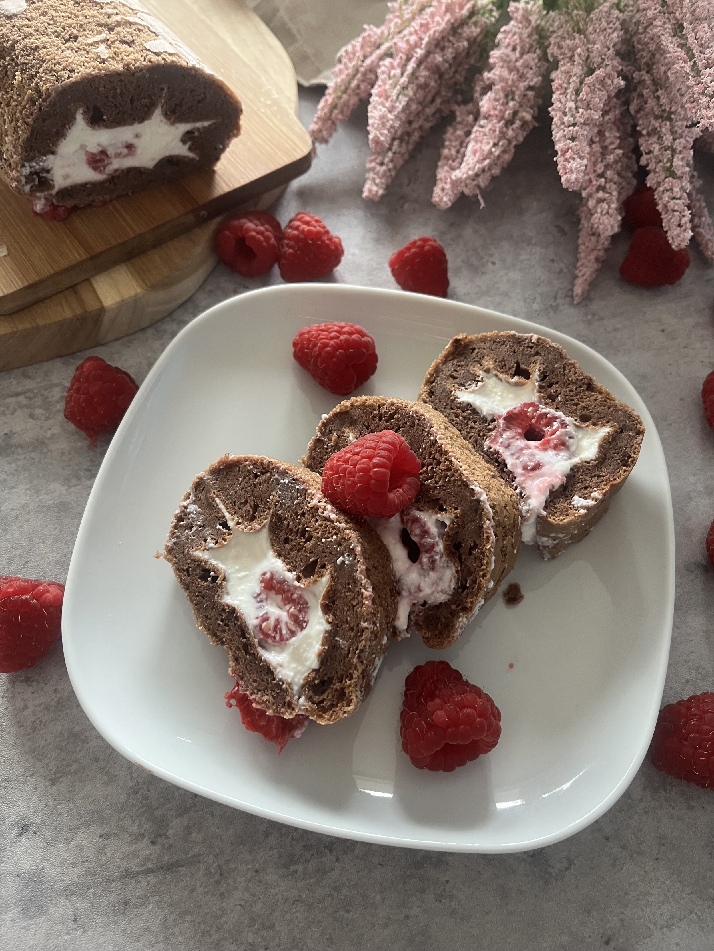 Deser, który robi wrażenie, a makro się zgadza – fit rolada kakaowa!