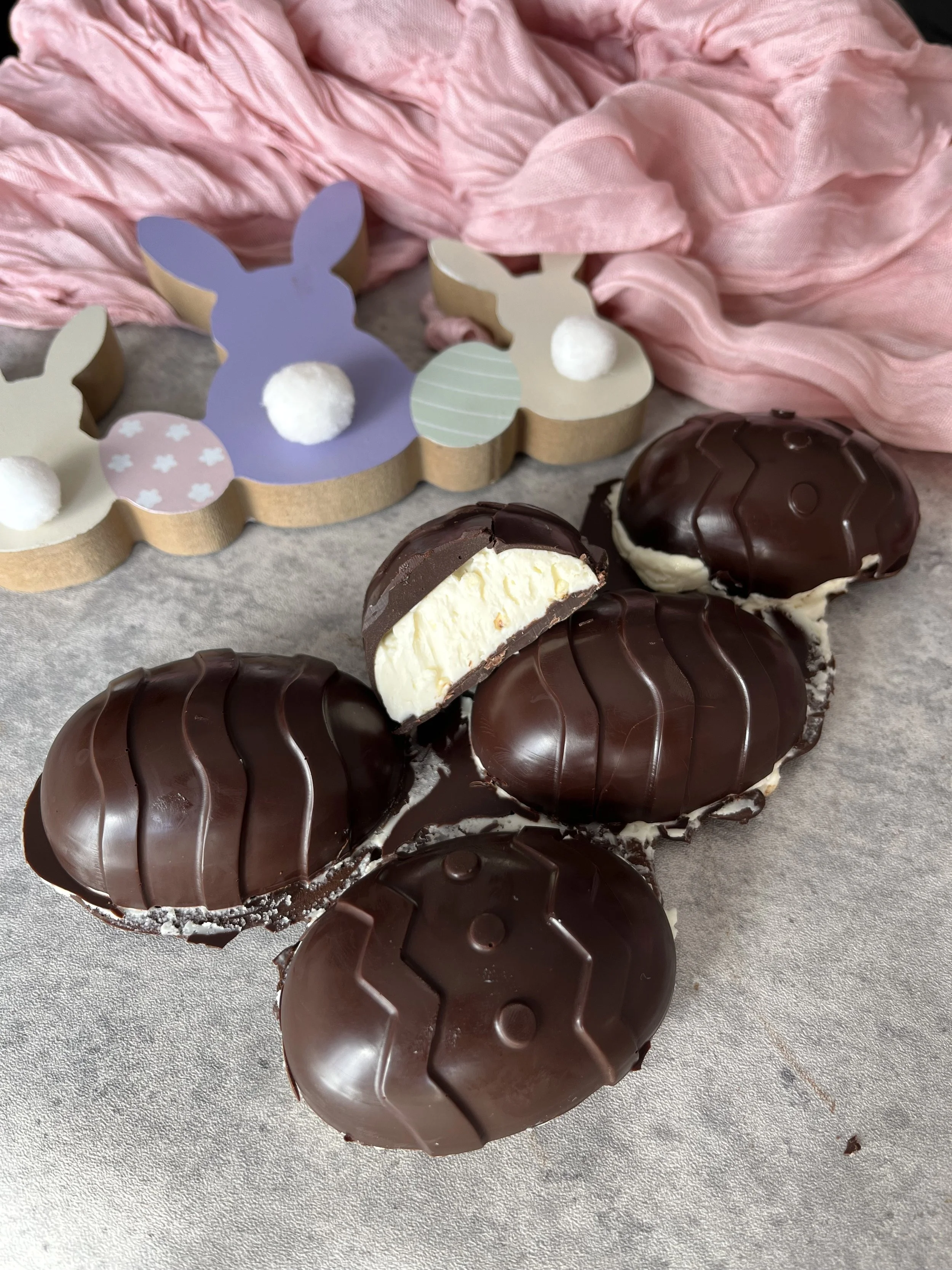 Czekoladowe jajka nadziewane mascarpone z ekspandowaną jagłą