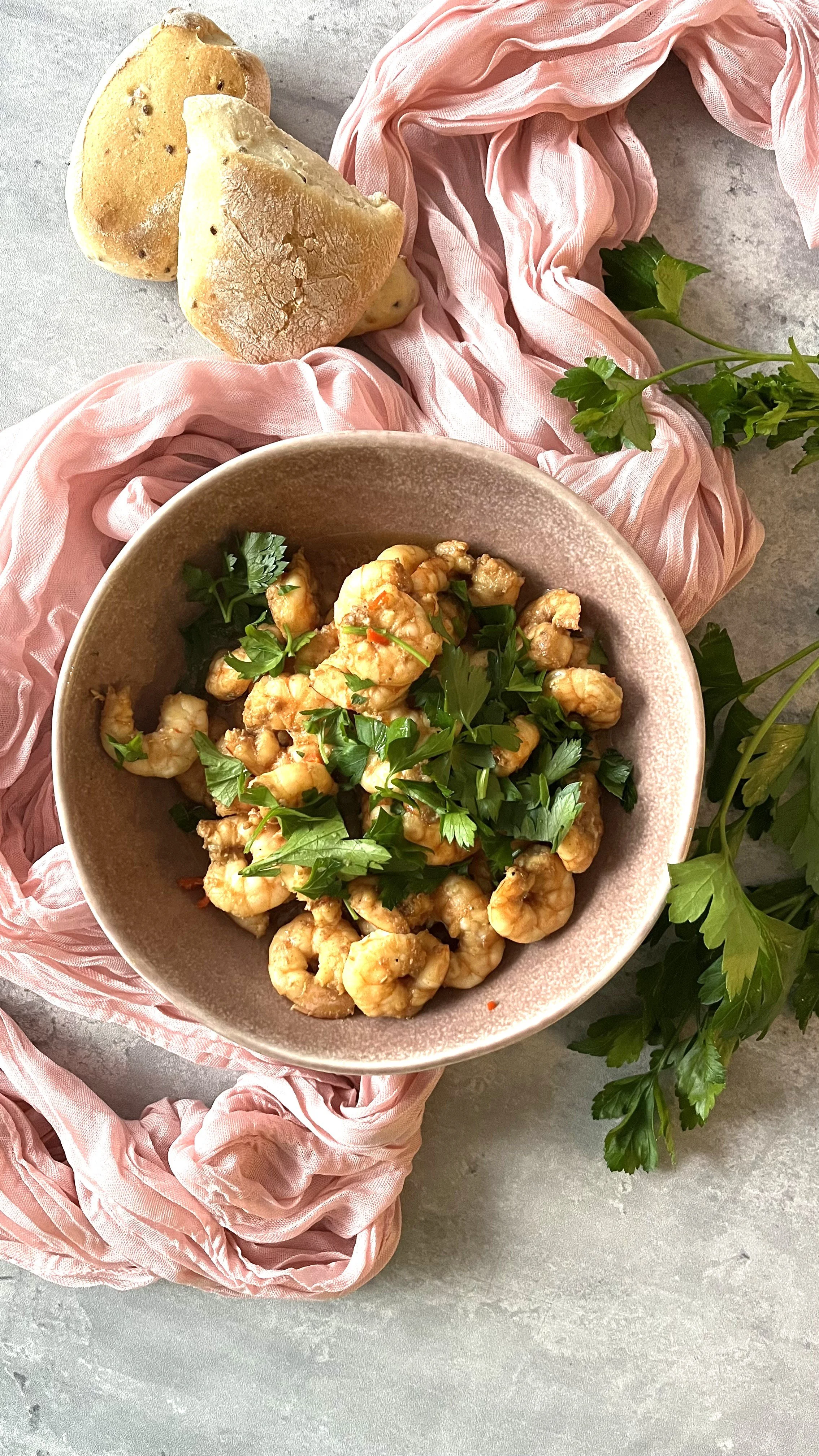 Krewetki na maśle klarowanym z czosnkiem i chili