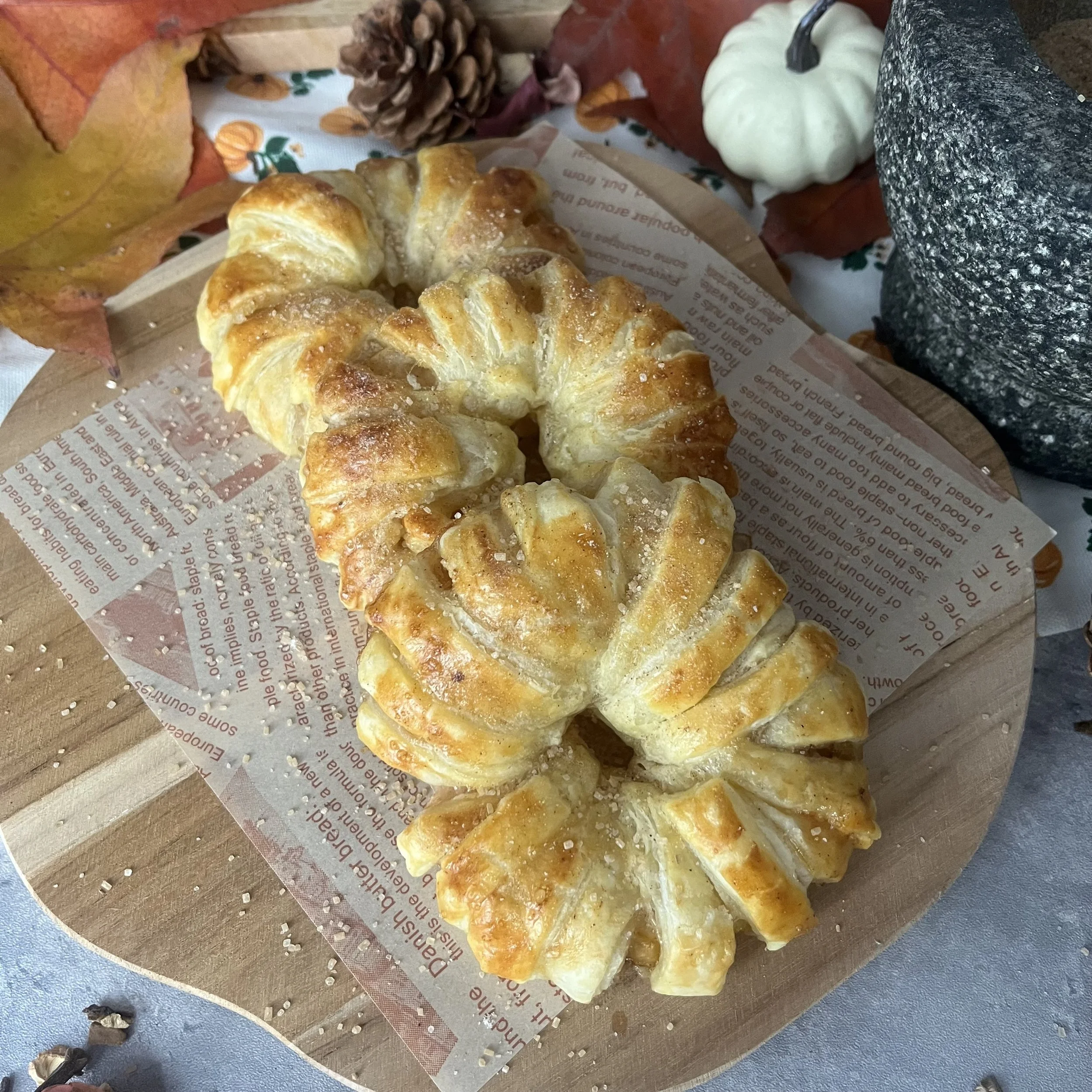 Cynamonowe jabłka w cieście francuskim - Cinnamon Apple Puff Pastry Twists.