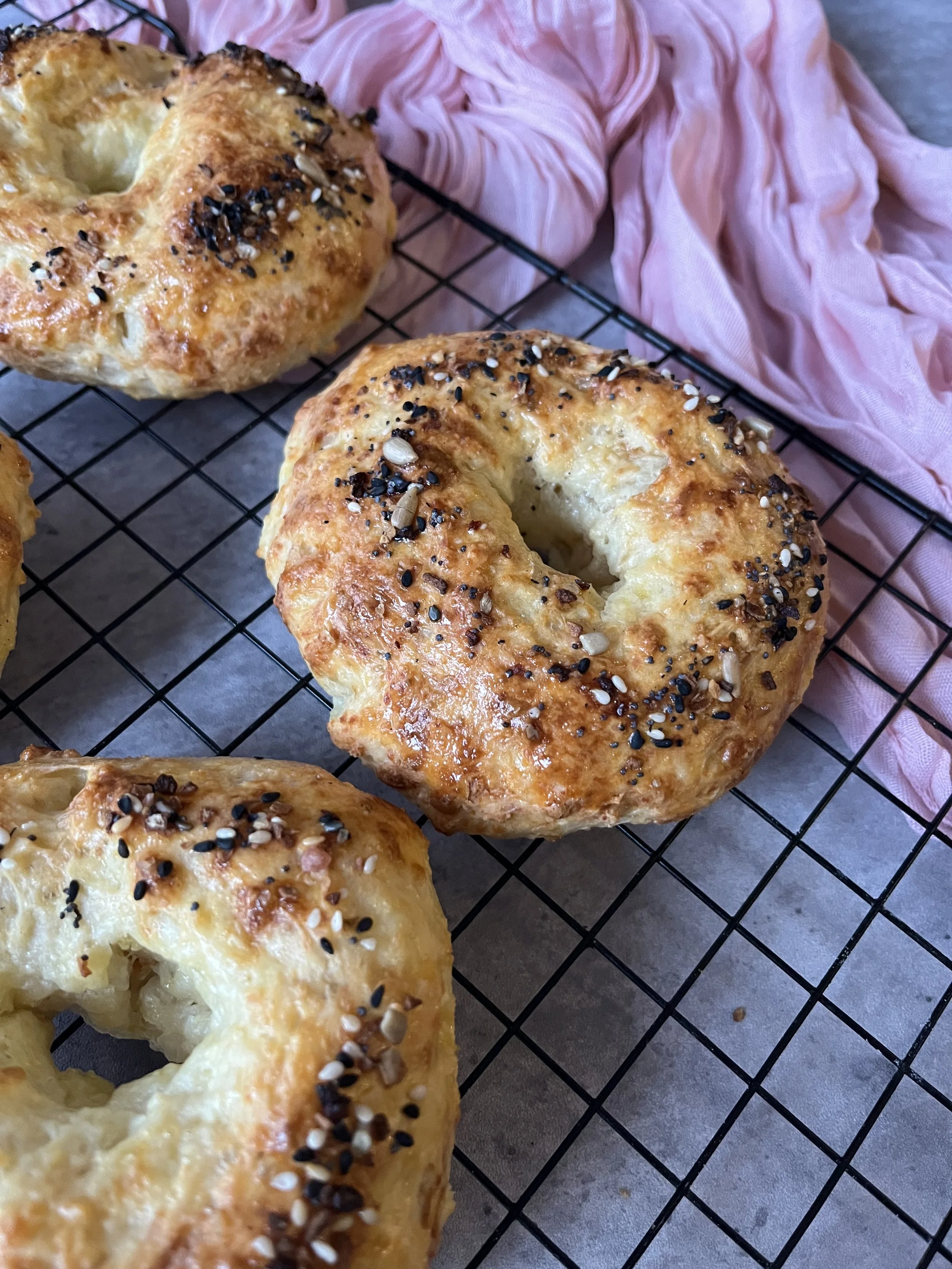 Bajgle twarogowe wysokobiałkowe z chrupiącą posypką!