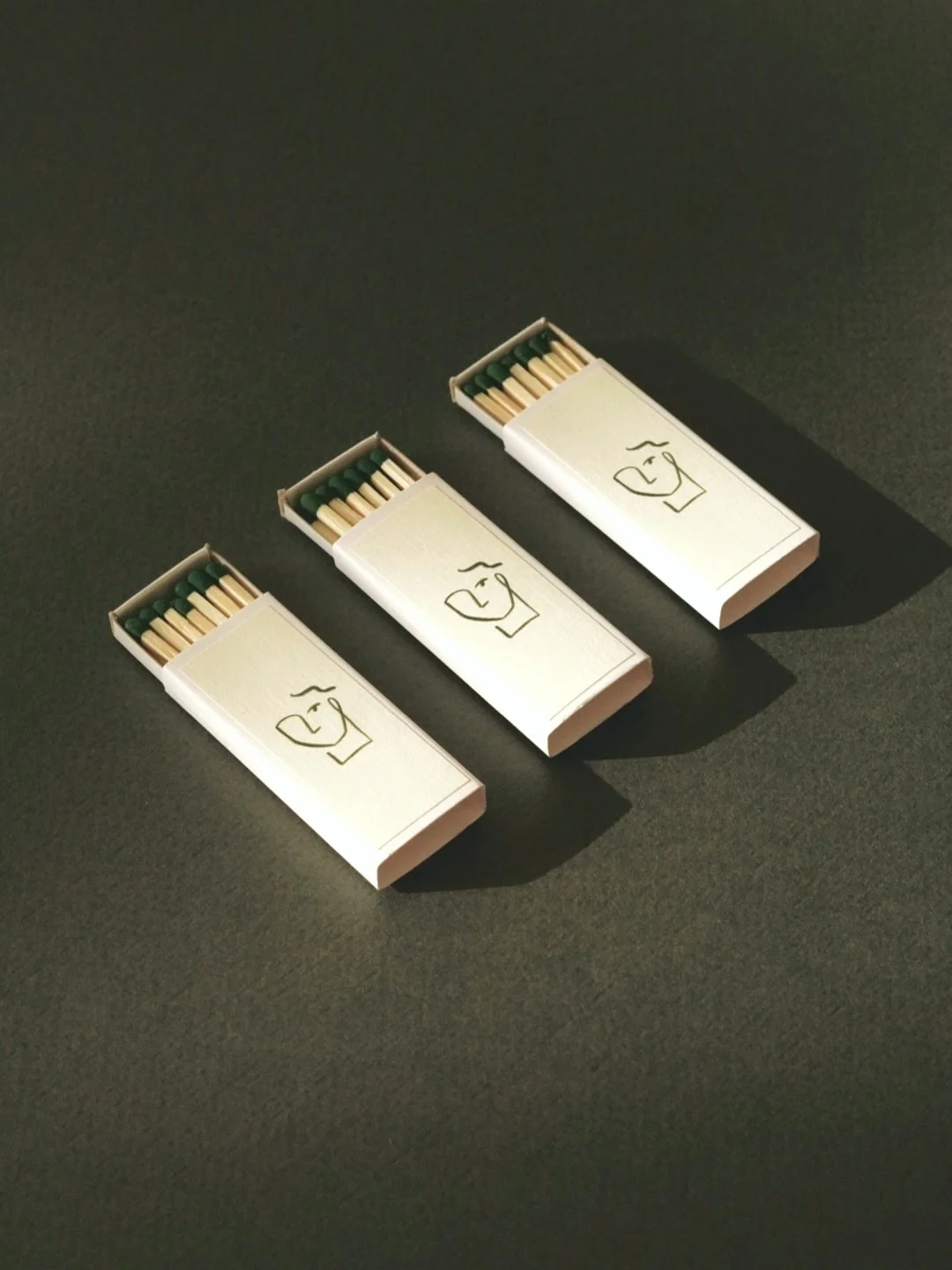 Petite boite d&rsquo;allumettes recherche bougie parfum&eacute;e &agrave; faire briller 🌞

En quelques minutes, un petit bain odorant se dessine autour de la m&egrave;che en coton. Un doux parfum d&rsquo;hiver embaume subtilement votre int&eacute;ri