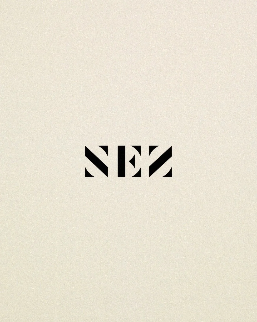 On s&rsquo;est toujours demand&eacute; &agrave; quoi ressemblerait une critique d&rsquo;un de nos parfums par le collectif de @nezlarevue. 

Un fantasme, souvent flou, assez na&iuml;f, mais bien r&eacute;el &agrave; pr&eacute;sent, gr&acirc;ce &agrav