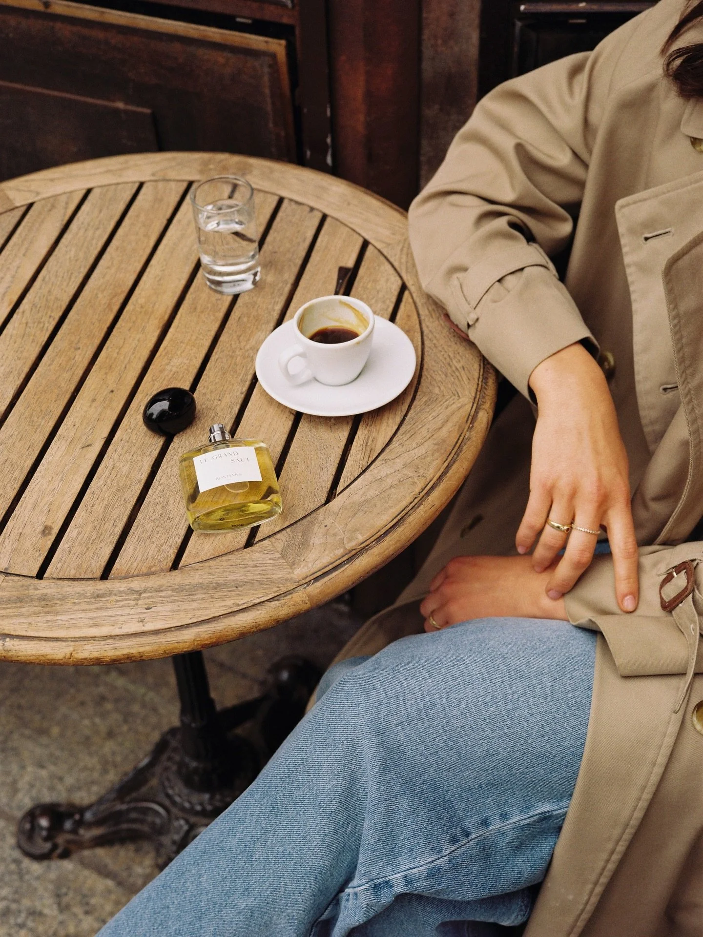 Lundi : faire venir le printemps en prenant un caf&eacute; au soleil 🌞

Monday: welcoming spring with a coffee in the sun. 

#bontemps #bonlundi #goodmonday #parfumeur #paris