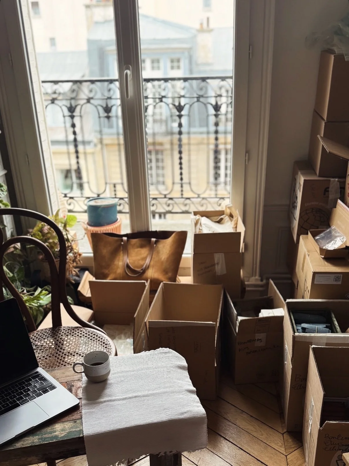 Quelque part entre la fin de l&rsquo;hiver et le d&eacute;but du printemps 💌

1-5 &bull; Voil&agrave; &agrave; quoi ressemblerait notre bureau chez Bontemps en ce moment, sur lequel nous r&eacute;fl&eacute;chissons et pr&eacute;parons les commandes,