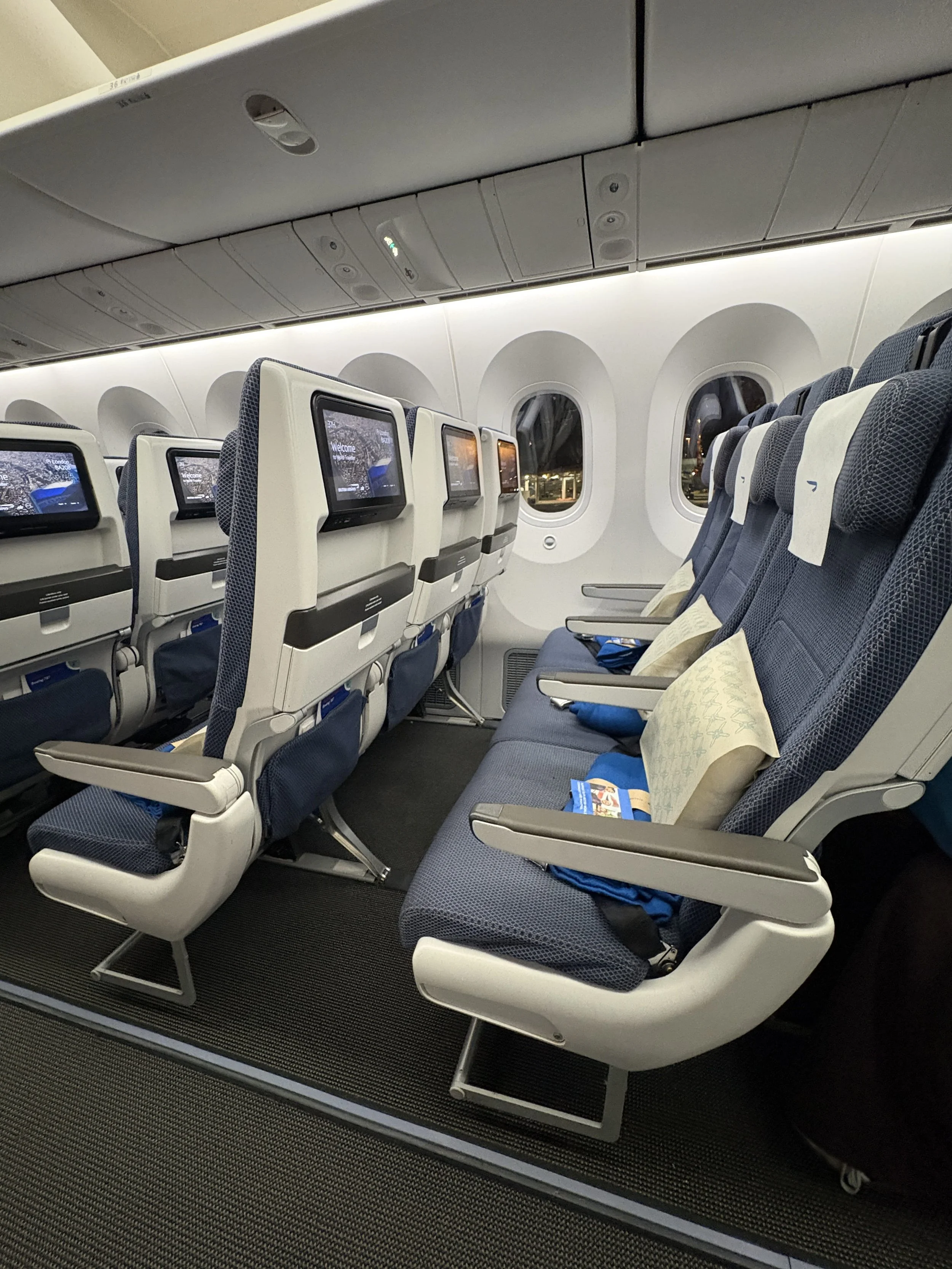Image showing layout of the British Airways Dreamliner in economy; a three, three, three layout.