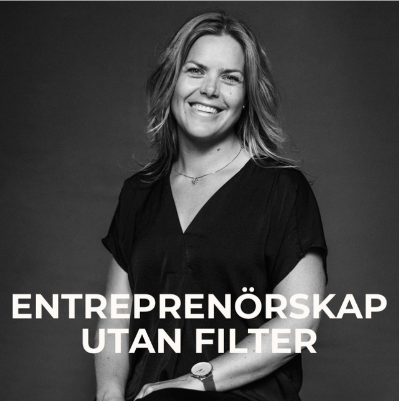 Omslagsbild för podden Entreprenörskap utan filter med en leende kvinna i svartvitt foto