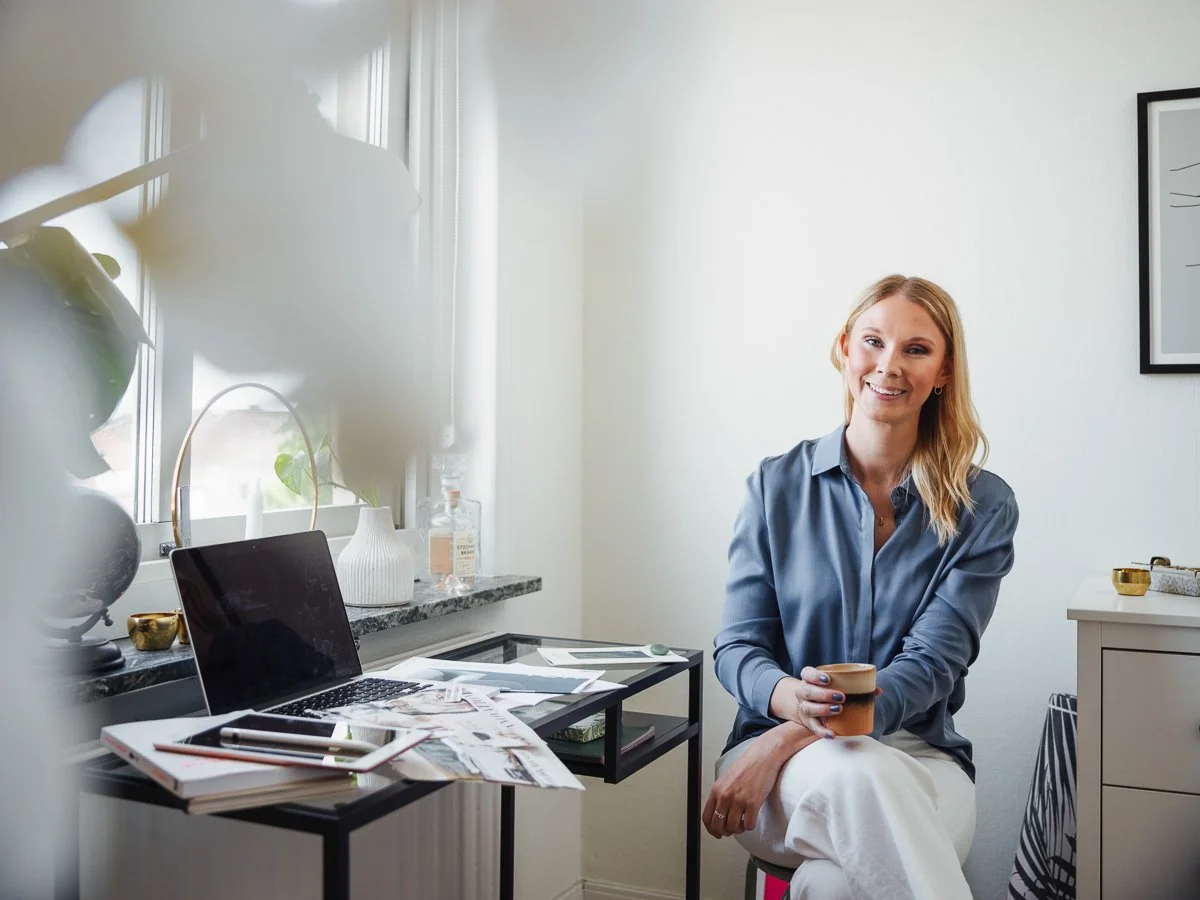 Hanna Nordenö, karriärutvecklare och grundare av Karriärlabbet, sitter i sitt arbetsrum med en kaffekopp och anteckningar på skrivbordet