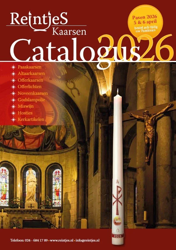 Kerkkaarsencatalogus 2026 met een afbeelding van een kerk of kapel met een grote Paaskaars, een kruisbeeld en een standbeeld in het interieur, en een gele cirkel met Pasen 2026 data.
