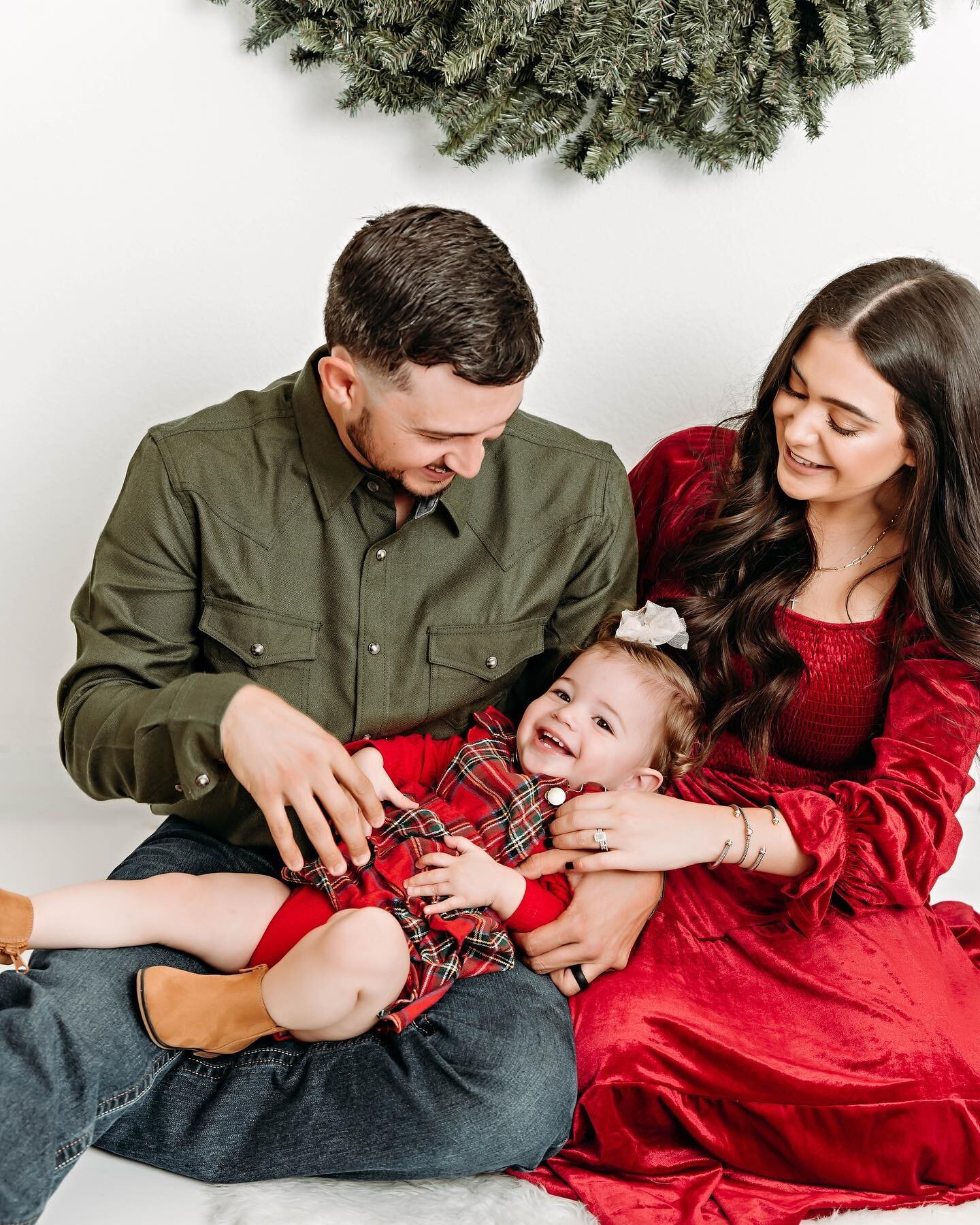 It&rsquo;s beginning to look at lot like Christmas ❤️🎄✨ 

#familypictures #christmaspics #ivfbaby #miraclebaby #husbandwife #farmerswife #sahm