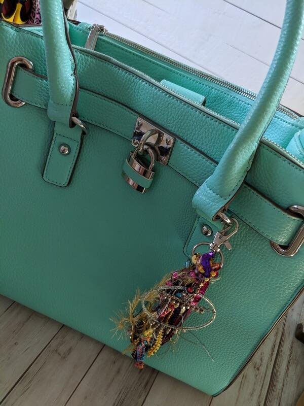 Tassels_onbag1_b67ae6ff-4189-4ef0-819c-c34b51a50862.jpg