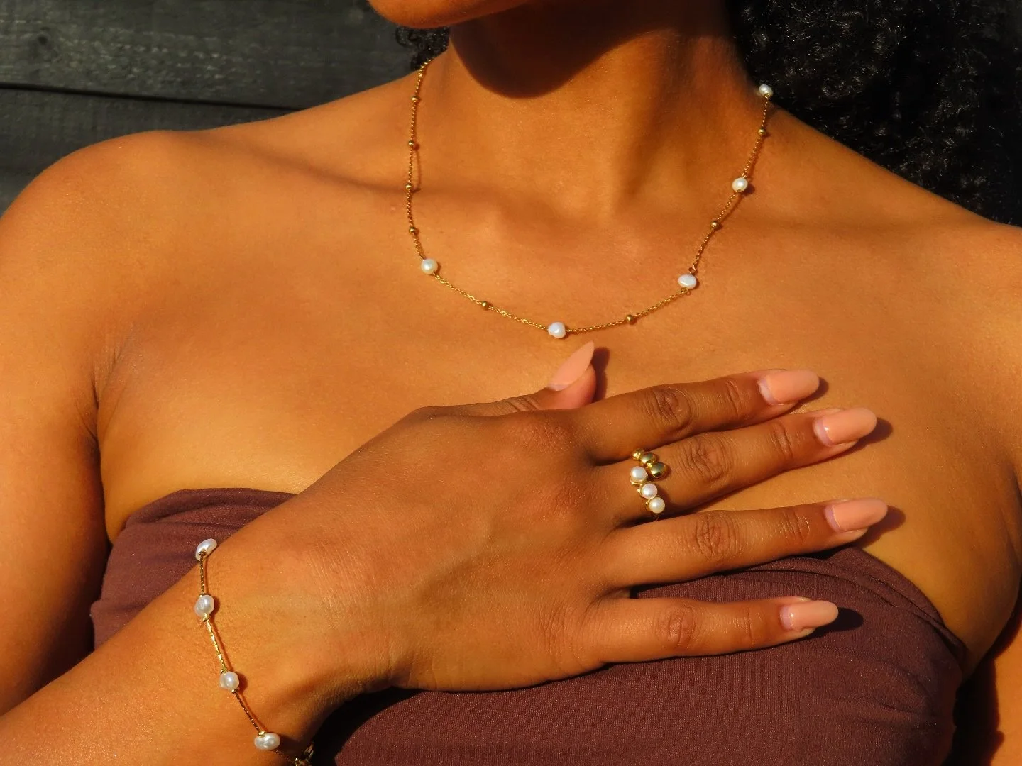 Kissed by the sun, adorned in pearls ☀️