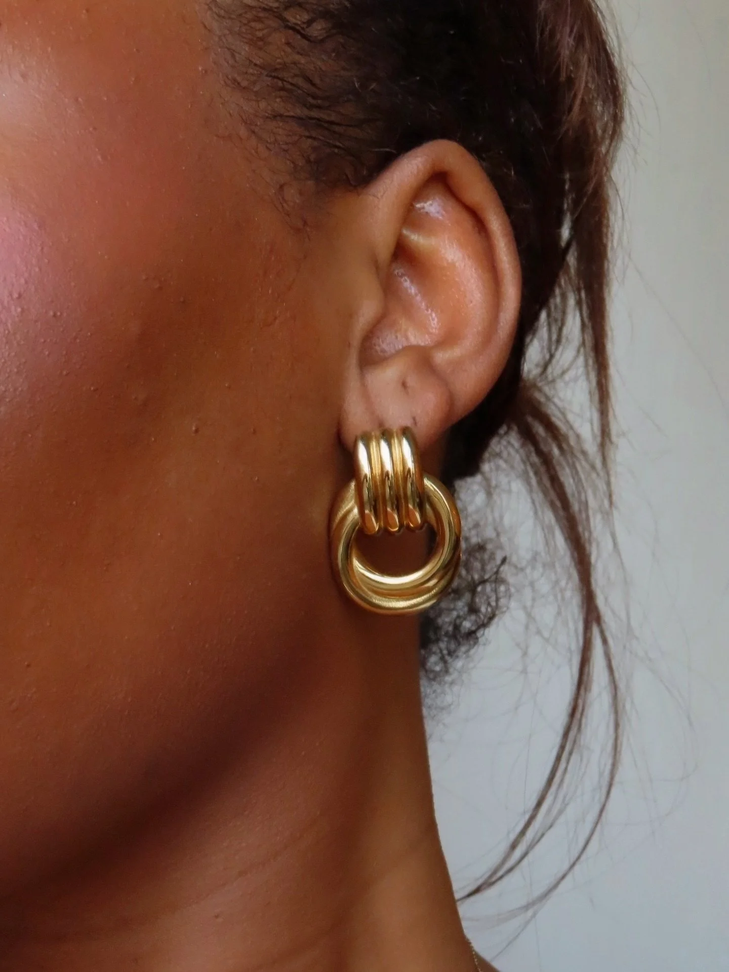 Threw my hair up, added gold, and suddenly I&rsquo;m ready.