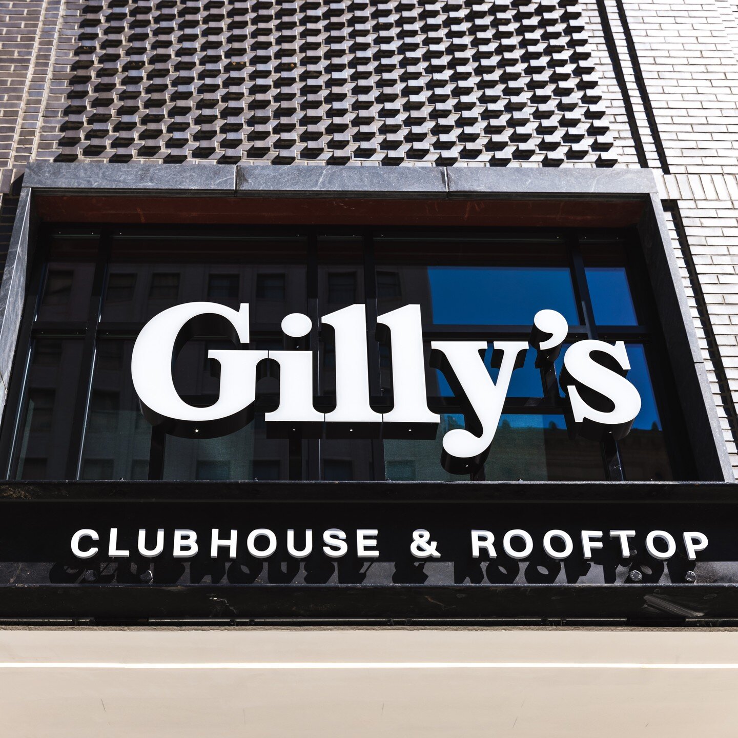 Located in the heart of downtown Detroit, @gillysdetroit will be open tomorrow, April 5 to celebrate Detroit Tigers opening day starting at 10am! 

Head down to enjoy creative cocktails and delicious food while watching @tigers on the big screen and 