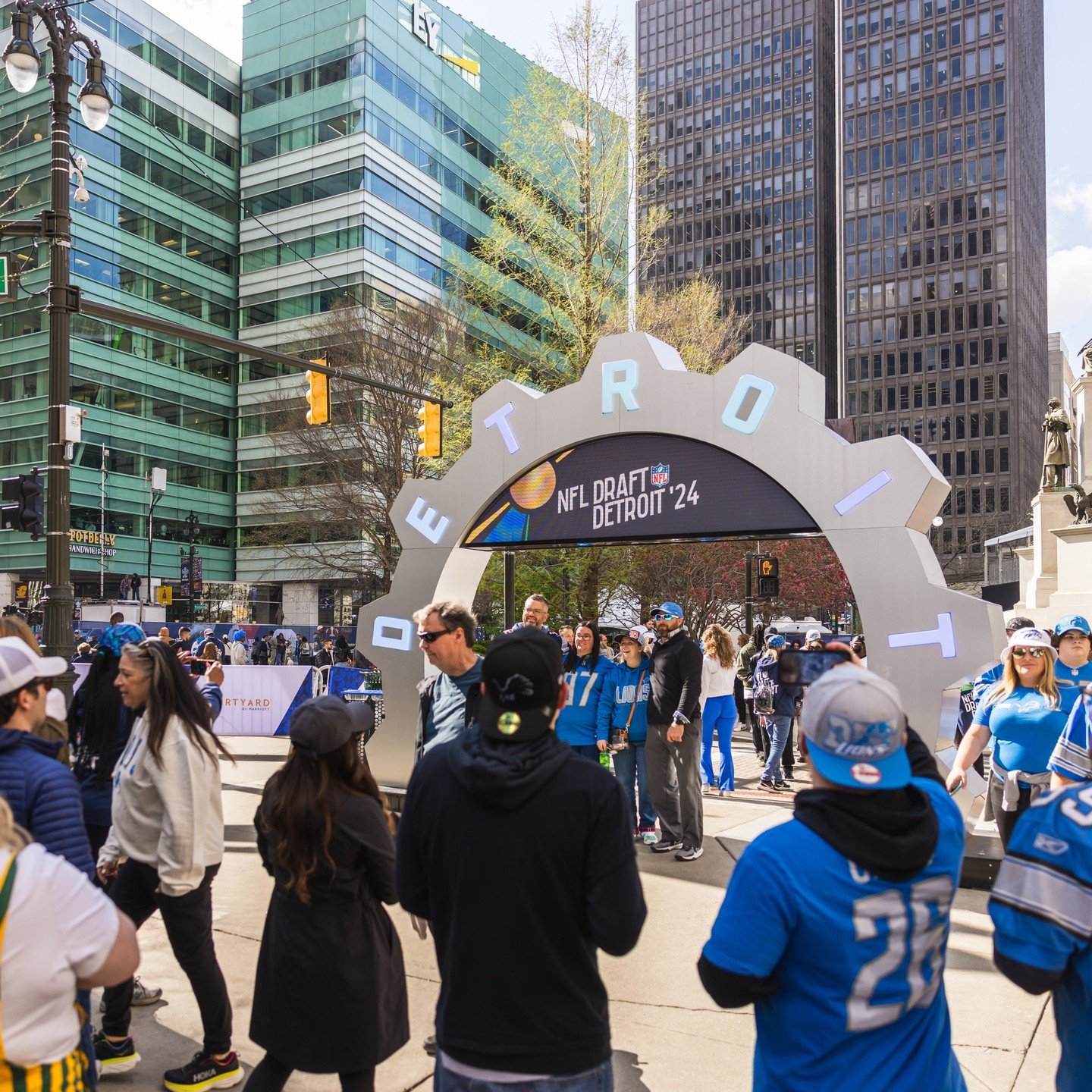 From Woodward Avenue to Hart Plaza, downtown was filled with a record-breaking attendance for the #NFLDraft2024! What a monumental moment for #Detroit! 🏈