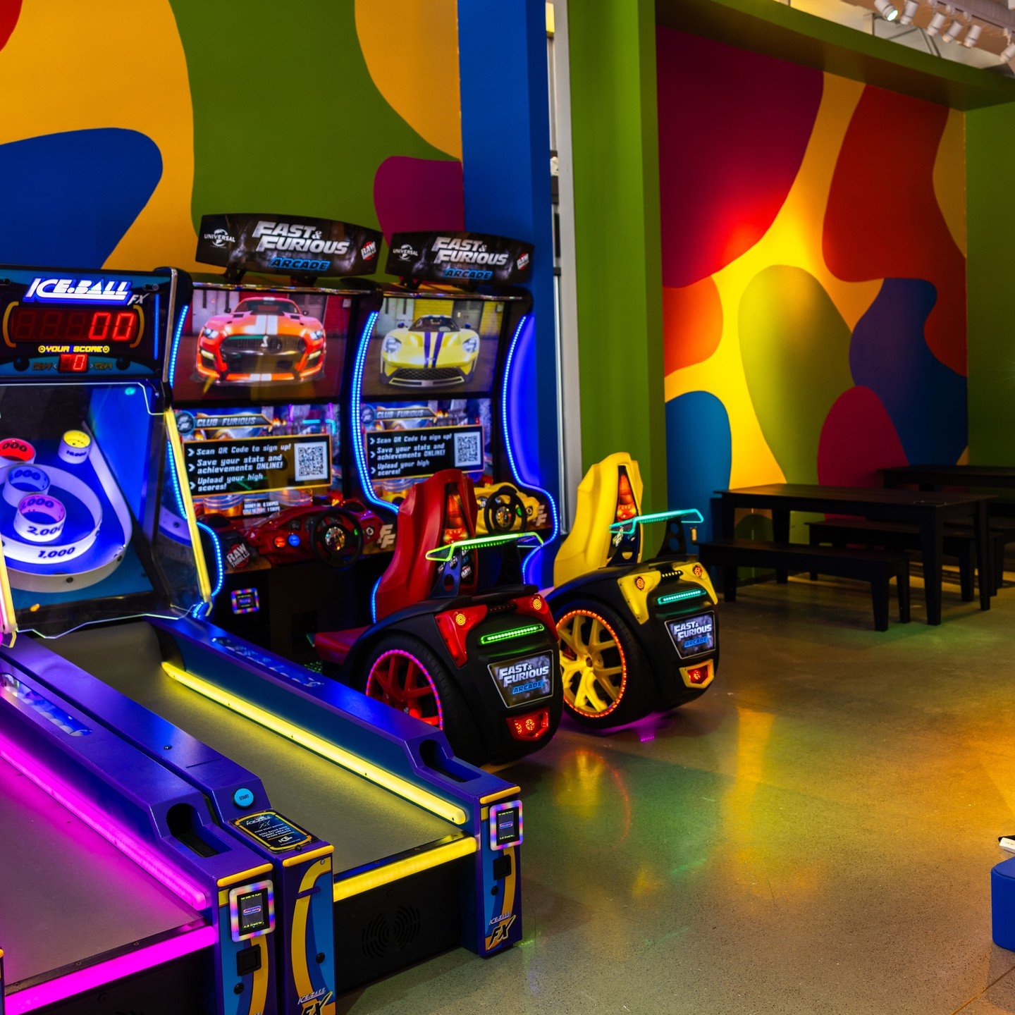 Hit Woodward Avenue to take on games, roller-skating, and to create your own music with a light show this weekend! Be sure to stop by Next level and Remix Detroit and enjoy all the family-friendly fun 🛼 

📍 Next Level: 1201 Woodward Ave 
📍 Remix D