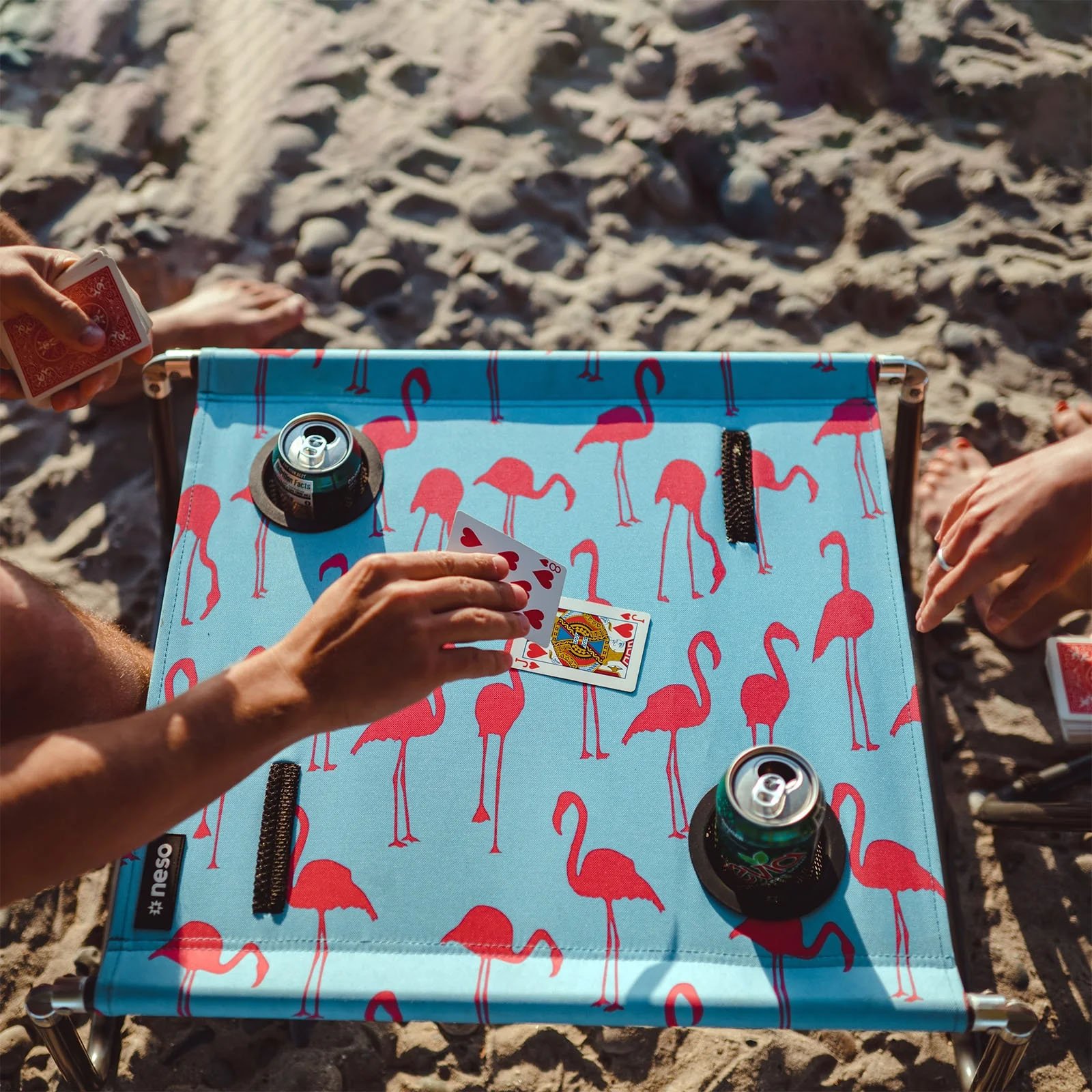 Table-flamingos-playing-cards-min.jpg