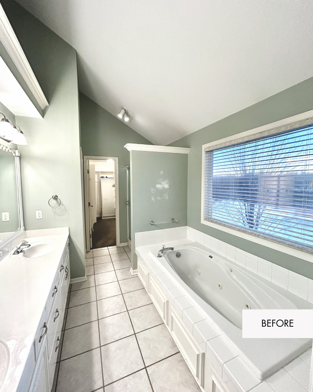Before photo of built-in jetted tub in Lee’s Summit bathroom remodel