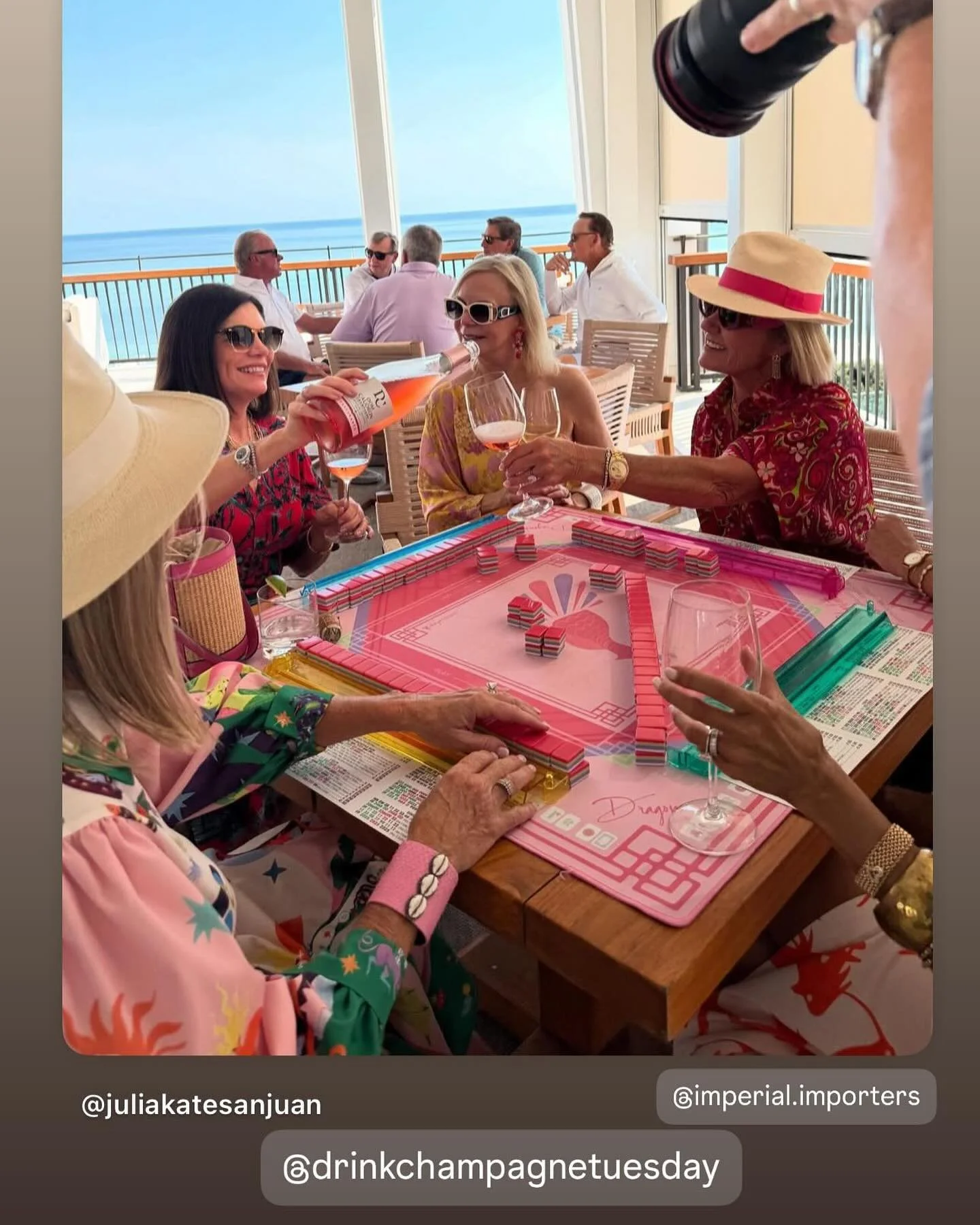 Ros&eacute; and mahjong all day🍾