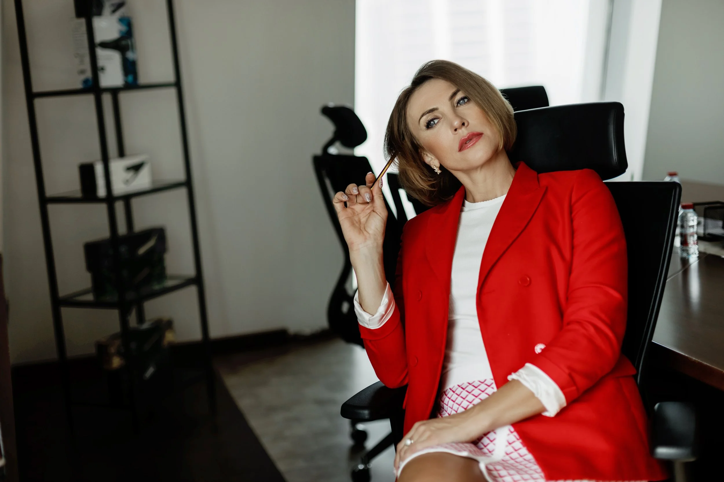 a-businesswoman-is-working-in-her-home-office-on-n-2022-01-21-17-19-40-utc.jpg