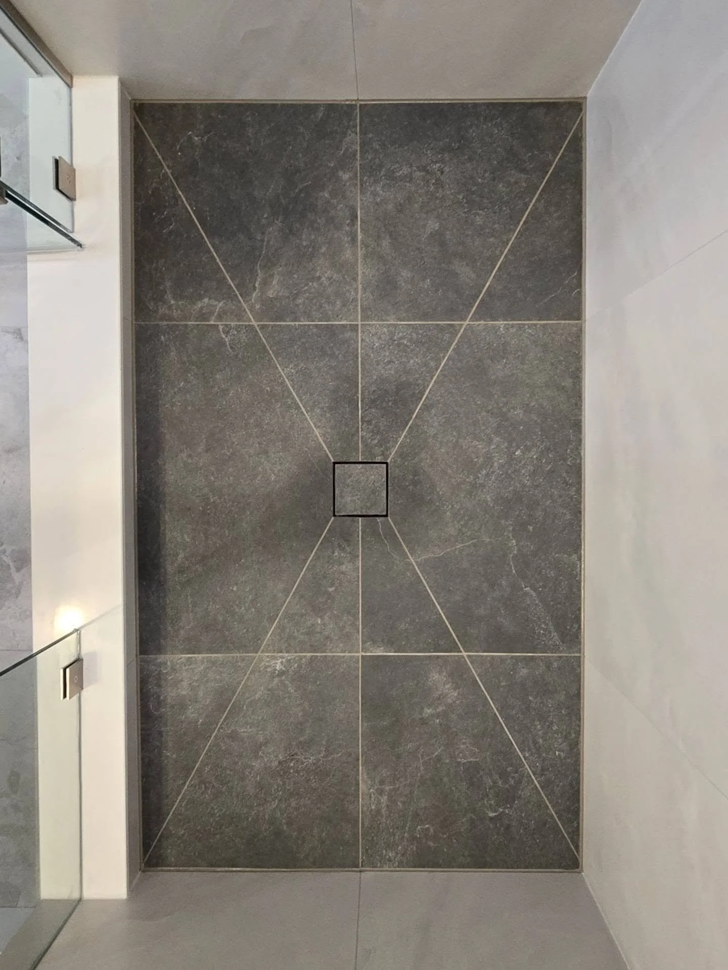 Some highlights from this large format tile project 😎

#tiletheworld #bathroomdesign #tilesetter #envelopecut #bathroomrenovation