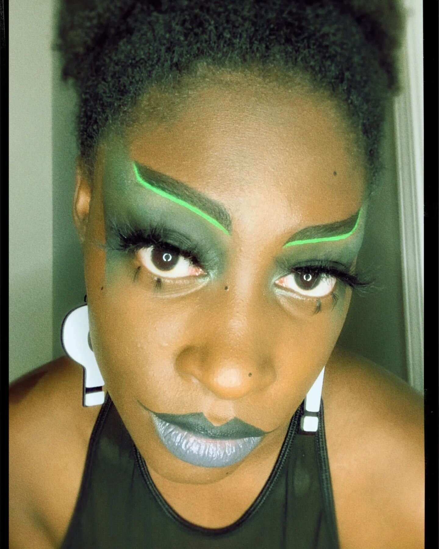 there shego again

brows: @kvdbeauty brow pomade, @nyxcosmetics lift n snatch brow pen, @paintglowofficial neon uv reactive eyeliner 

eyes: @juviasplace nomad palette, @makeuprevolution chilled palette, @anastasiabeverlyhills norvina vol 6 palette, 