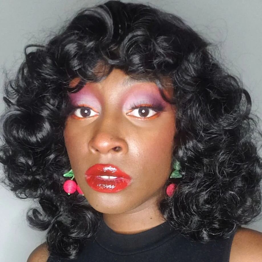 miss cherry gar&ccedil;ia, anyone? ;)

wig: @sheinofficial

earrings: @anntaylor

brows: @kvdbeauty brow pomade, @nyxcosmetics lift n snatch brow pen

eyes: @urbandecaycosmetics eye primer potion, @limecrimemakeup greatest hits palette, @shopvioletvo
