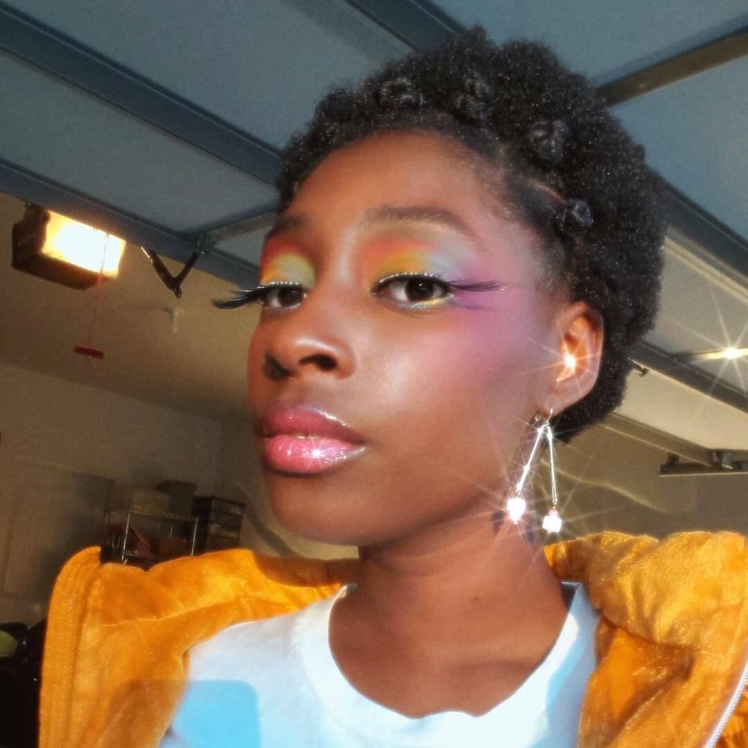 pastel oil slick

ears: memphis movement fish hook earrings by @lunanorte

brows: @milkmakeup kush fiber eyebrow gel

eyes: @narsissist smudge proof eyeshadow primer in dark, singe shadow (matcha), @sugarpill fun sized palette, @violetvoss bright vib