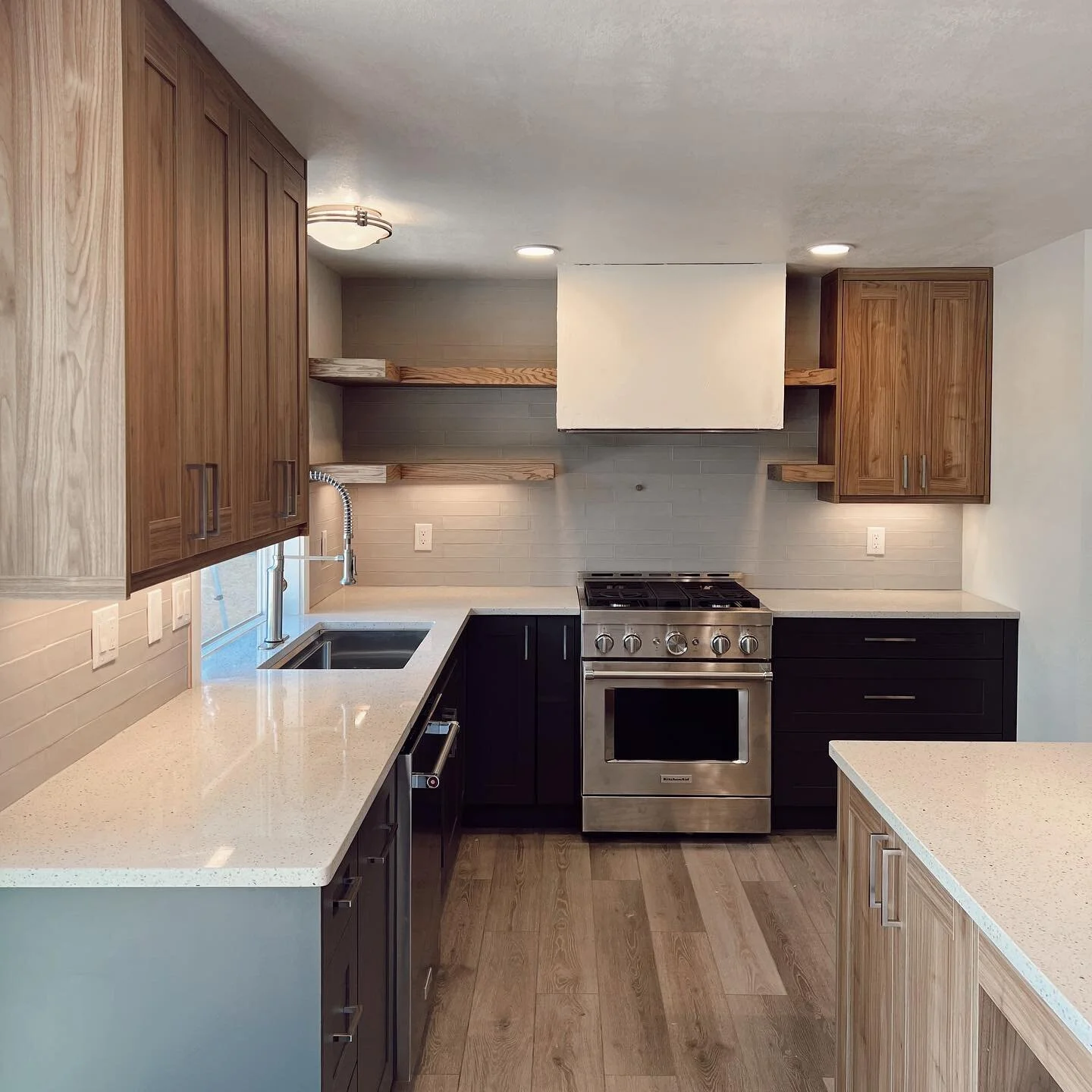 〰️kitchen 🤌🏼

We are *almost* done, but couldn&rsquo;t wait to share a sneak peek. Just a few finishing touches left- pot filler + hood texturizing. Stay tuned!

Kitchen Remodel | Tacoma, WA | Tacoma Contractor | Design | Home Renovation | Kitchen 