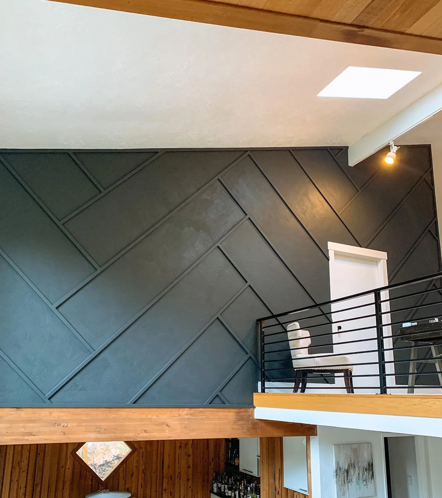〰️feature wall

This project totally transformed the space. This multi-level, contemporary homes has vaulted ceilings and wood accents. They hoped for a simple but WOW art piece to compliment the space. This focal point totally grounded the space.👏?