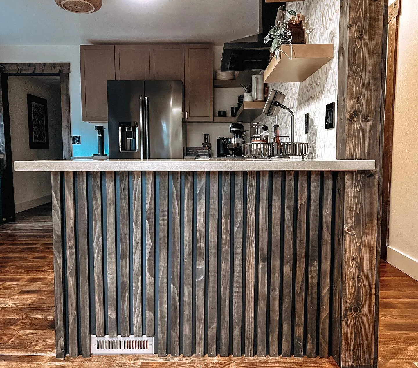 〰️peninsula detail

we were bored with the back of our peninsula/bar island and decided to dress it up with slats. 

Kitchen Design | Home Renovations | Pinterest Husband | Kitchen Update