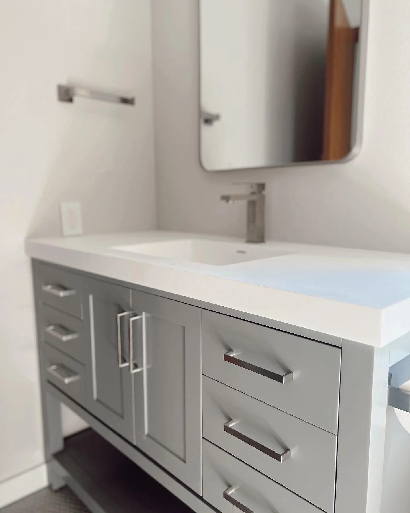 〰️guest bath

Detail shots of this clean + simple bathroom 🫧 
swipe for before!

Tacoma, WA | Tacoma Contractor | Bathroom Remodel | Tile | Home Renovation