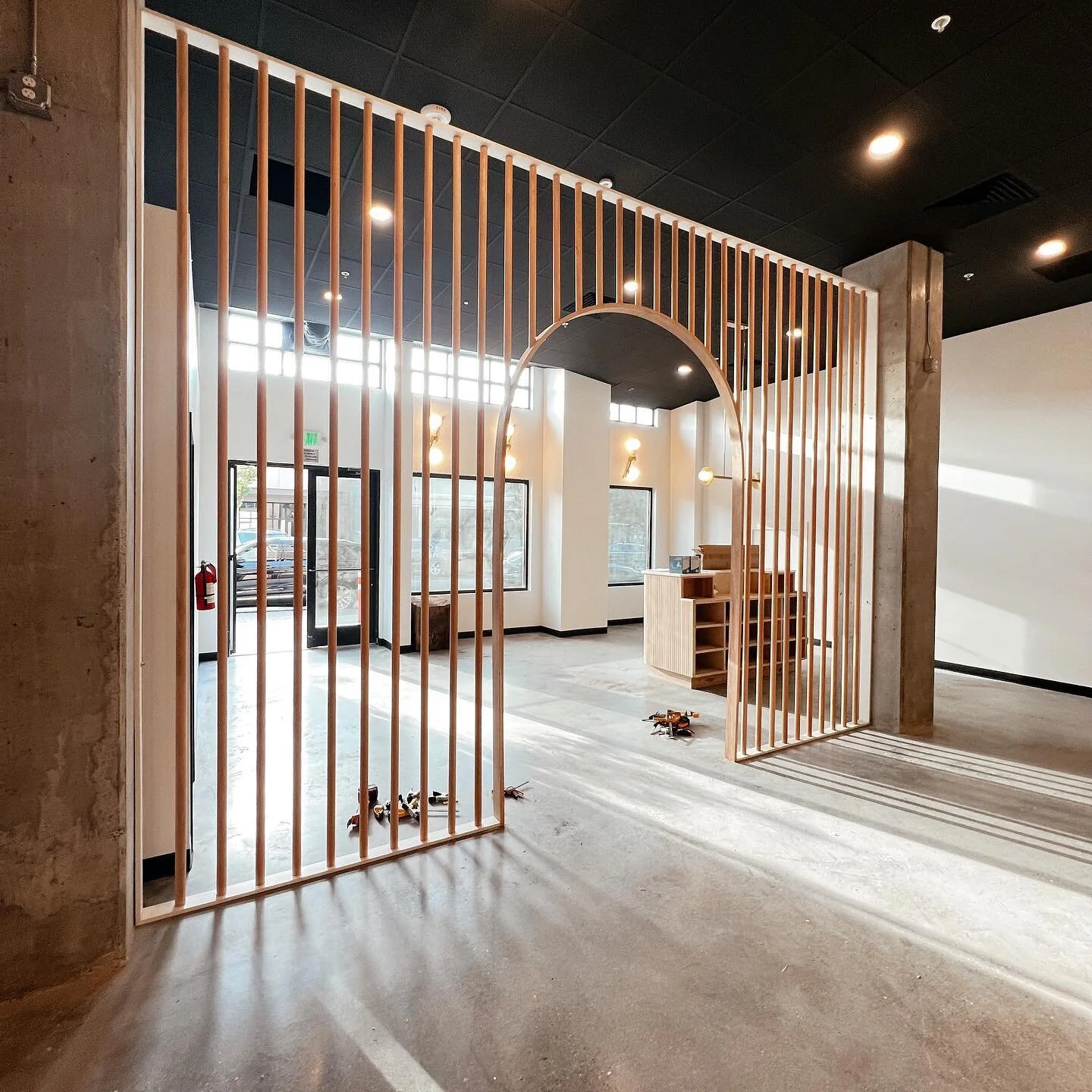 〰️archway 

Quick project for the new Pilates studio opening this month in UP ✨ adding this archway to match the front desk + separate the modern industrial spaces was perfect 🙌🏼

Contractor | Tacoma, WA | Woodwork | Design