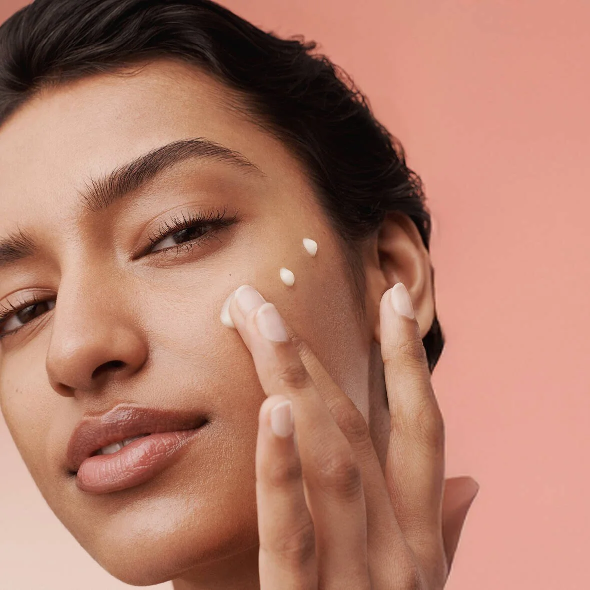 The Even Tone Correcting Serum&trade; by @skinbetter  is the one serum @skinwithviv  swears by. 🙌🏽 

The best part? It doesn&rsquo;t use hydroquinone or retinol which means it&rsquo;s gentle, safe for all skin types, and no harsh bleaching. It tack