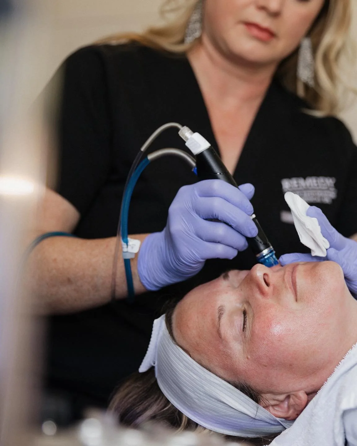 End the year glowing with Hydrafacial ✨

🙌 What it is: A deep-cleansing, pore-vacuuming facial that exfoliates, extracts, and infuses antioxidants + hydration in one treatment.

📅 Frequency: Recommended every 4&ndash;6 weeks. 

🤝 Pairs Well With: 
