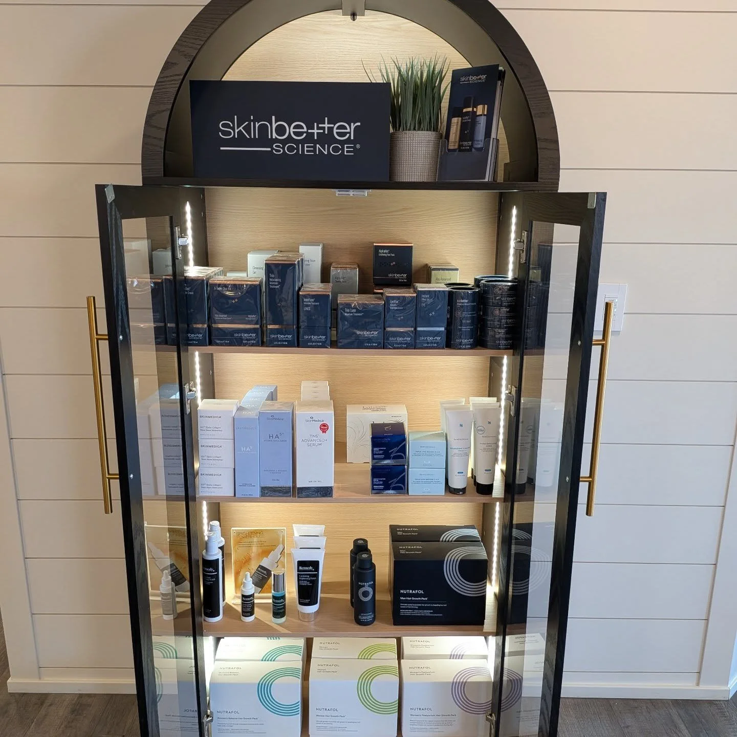 🍾 Get your best skin in 2026 from @remedyhairandmedspa at @benjisalonspa!! All the high end skin care lines are offered at @benjisalonspa. Buy 2 products and get 20% off. 😁