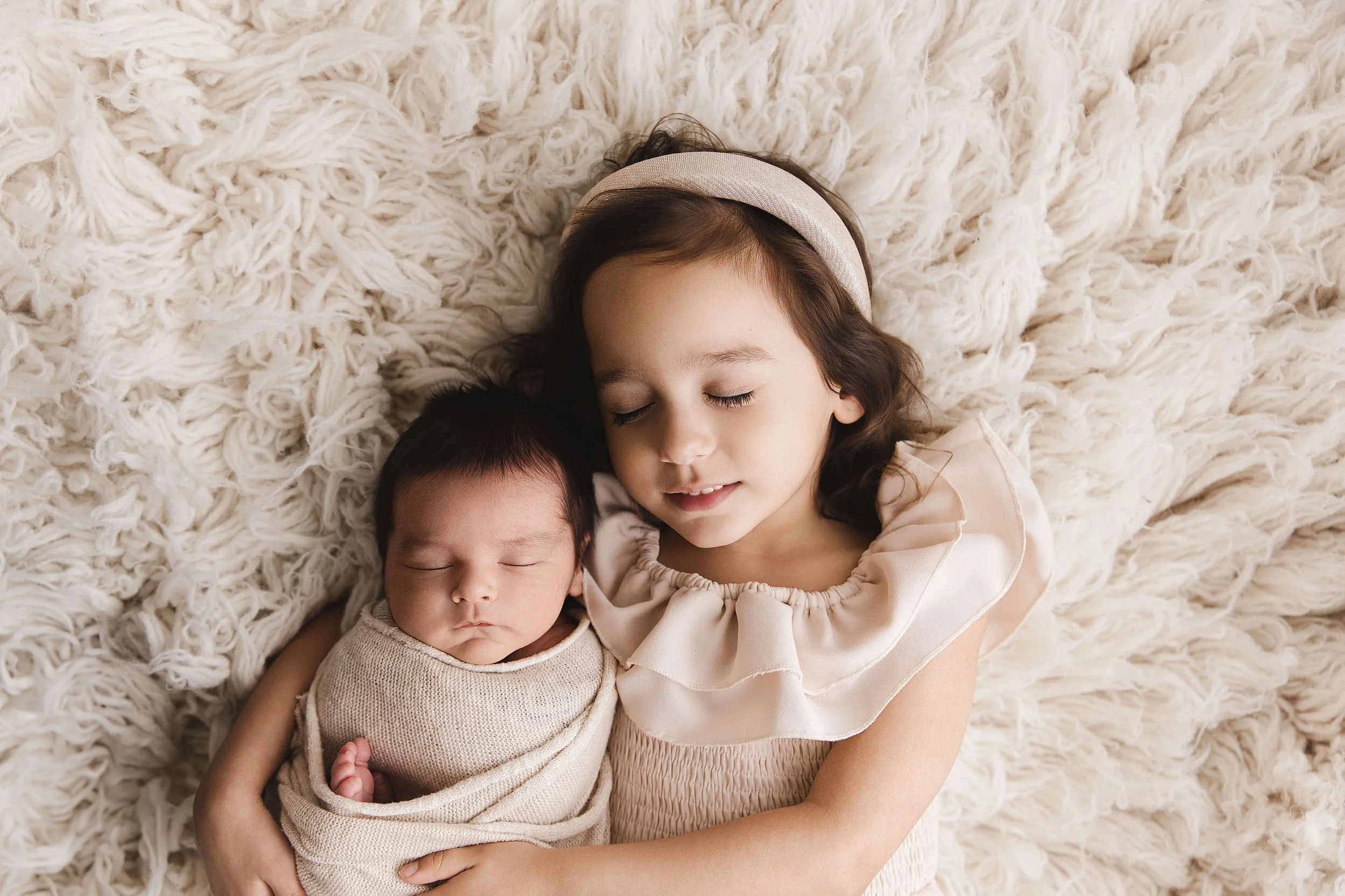 Flokati newborn poses with siblings
