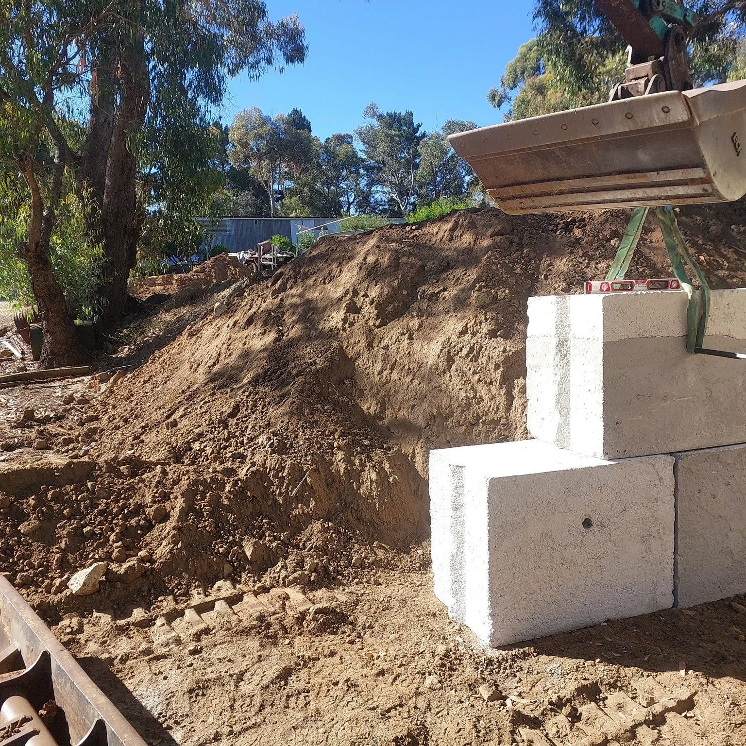 Hot Days 🔥 = Depot Days ⛅️

When it's too hot, dry or windy for slashing, we often use this time to tick off some odd jobs around the depot. ✅

This week, the team put together a retaining wall to expand the staff carpark. 🚗

#mattsmowing #mattsmow