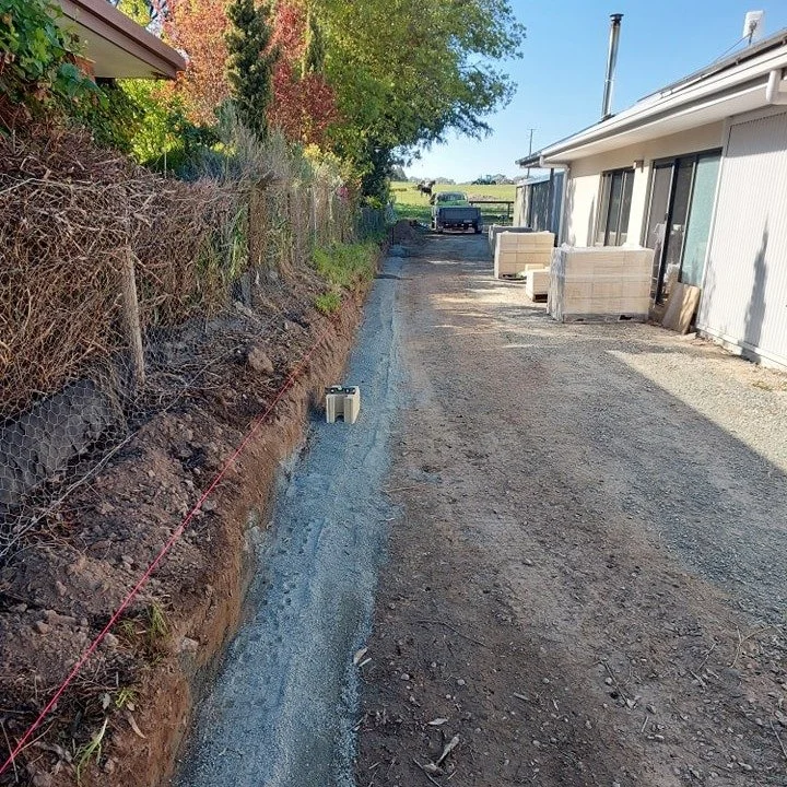 Every journey starts with a single step, just like every wall starts with a single block 🧱

Stay tuned for the finished project, it&rsquo;s sure to impress!

#mattsmowing #mattsmowingandcontracting #landscaping #retainingwall #barossa #adelaidehills