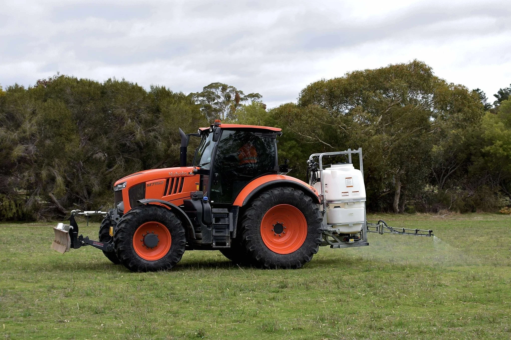 Spraying capeweed? 🌱 Timing is everything. Broadleaf weeds like capeweed have already emerged, but ideal spraying conditions are few and far between.

Contact us via the link in bio so we&rsquo;re ready to spray your property as soon as the weather 