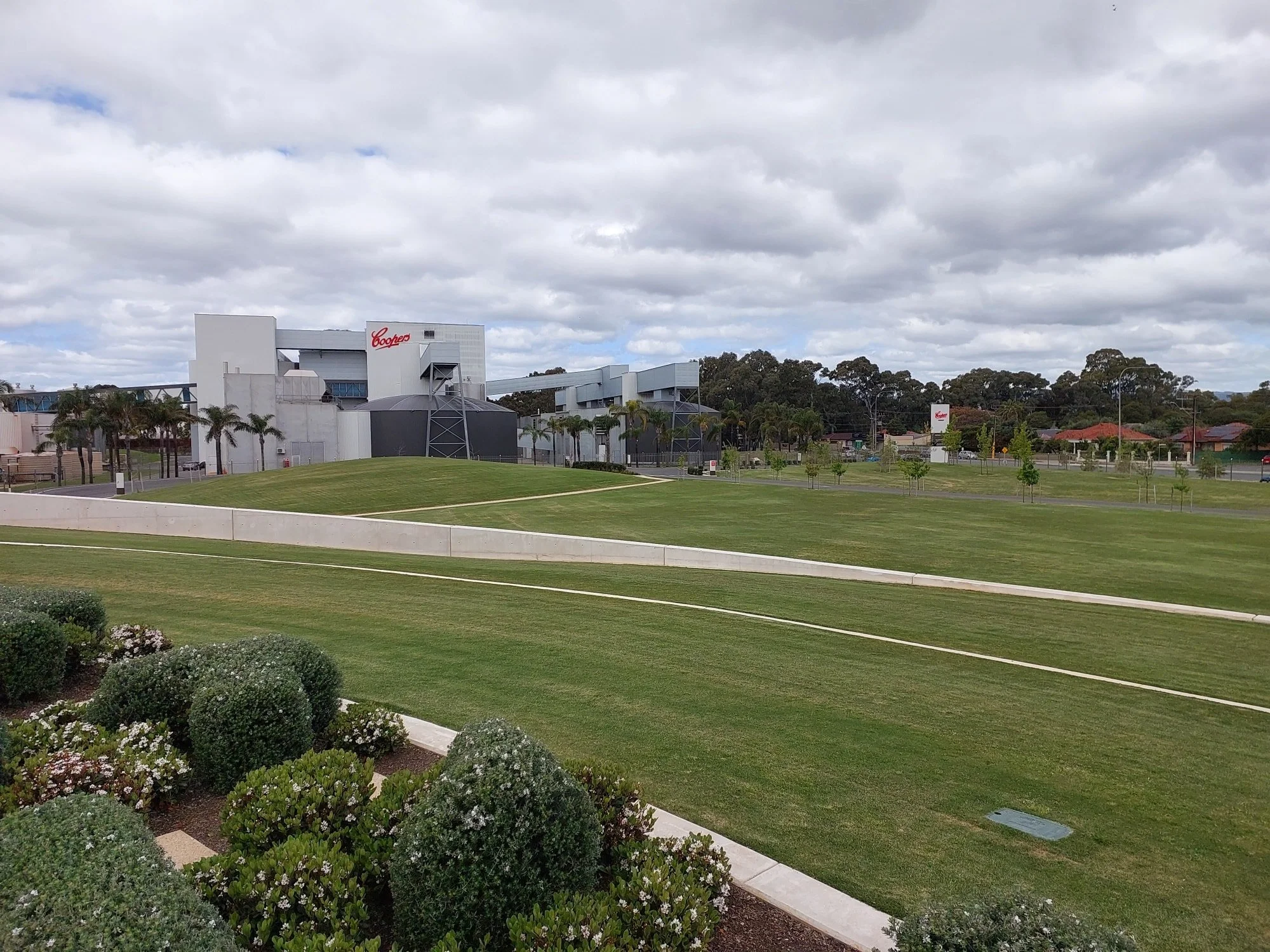 Looking good, @coopersbrewery! 😍
It&rsquo;s been 18 months since we finished the soil amelioration, and that lawn is thriving! Grab a pint, kick back, and enjoy the view. 🍻

#mattsmowing #soilamelioration #coopers #coopersbrewery