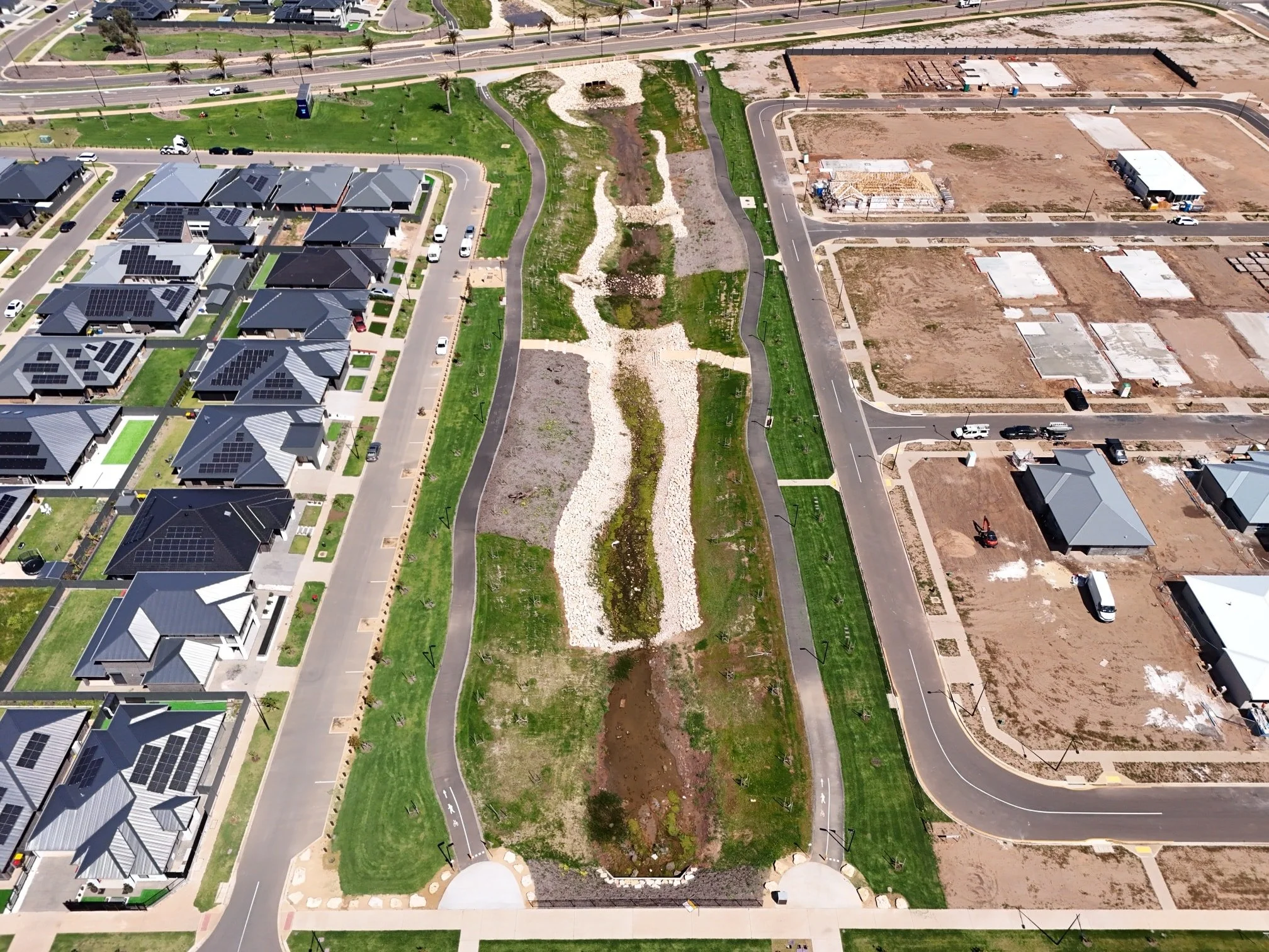 Sunshine, rain, and perfect growing conditions - the gardens are flourishing and the turf is really taking off at @riverlea.sa ☀️

#MattsMowing #Riverlea #Mowing #Turf