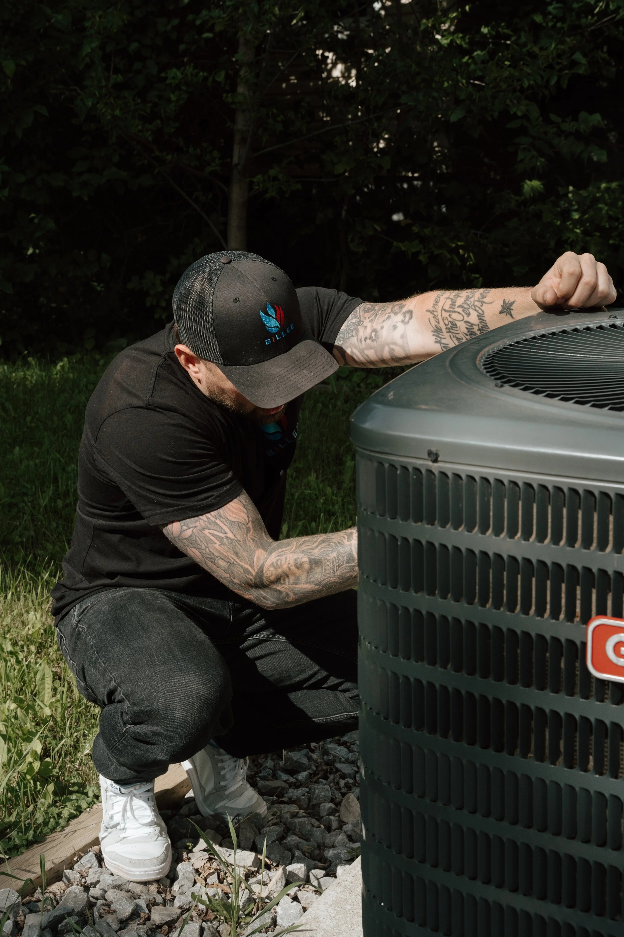 BILLEE air conditioning experts help customers who were wondering about buying an air conditioner install a new unit