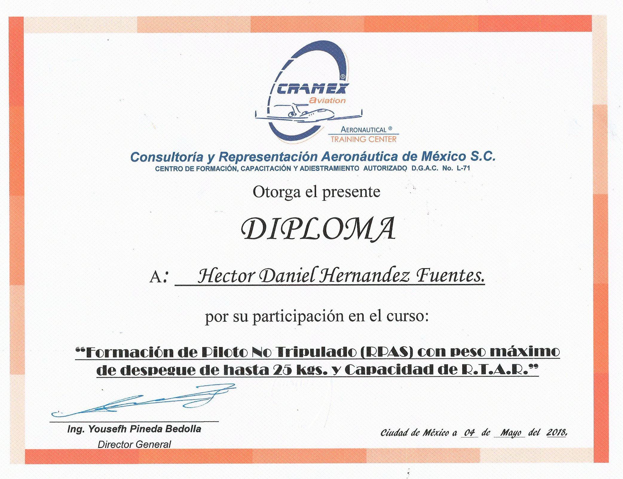 Diploma de reconocimiento otorgado por el Centro de Formación, Capacitación y Adiestramiento de Cramex Aviation en la Ciudad de México, a Hector Daniel Hernandez Fuentes por su participación en un curso de formación de piloto no tripulado, con peso m